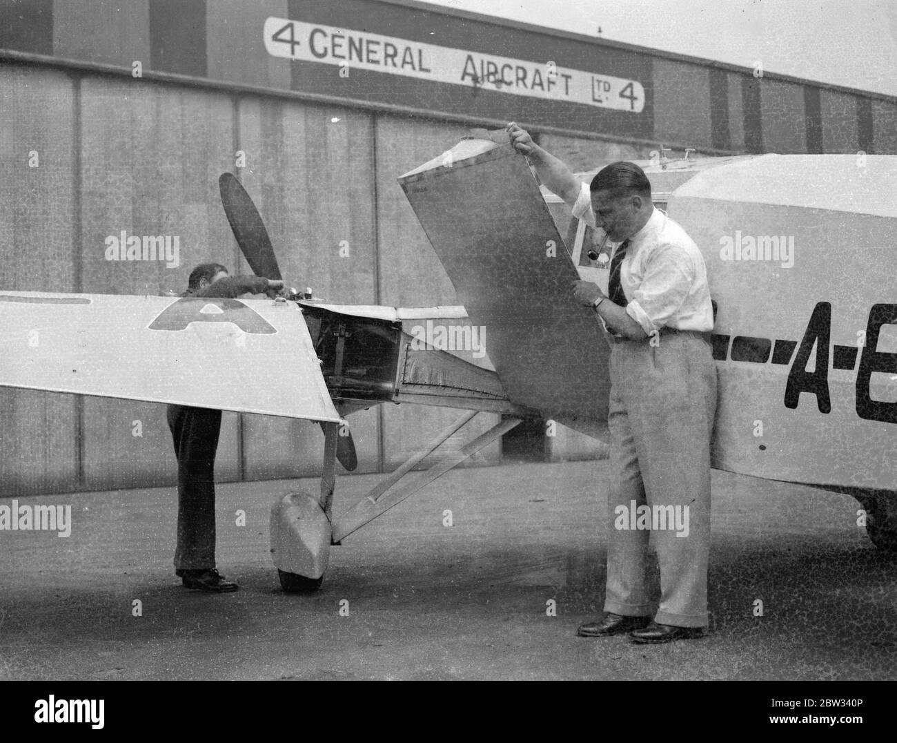 Flugzeug zu revolutionieren fliegen, ausprobiert in Croydon. Eine neue Art von Flugzeug als Monobelder bekannt , die es behauptet revolutionieren das Fliegen wurde versucht, am Croydon Aerodrome , London . Die mono Balken Flugzeug es behauptet löst das Problem der Verringerung der Struktur Gewicht , mit absoluter Sicherheit und ermöglicht eine größere Beförderung von Gütern und Passagieren . Der Flügelstegflügel des Flugzeugs ist in einem Stück stark enoough konstruiert, um die Belastungen und Belastungen zu tragen, die bis jetzt heve neccitated zwei oder mehr Spannweiten . Herr HJ Stieger , ein junger Ingenieur ist der Designer des Flugzeugs. August 1932 Stockfoto