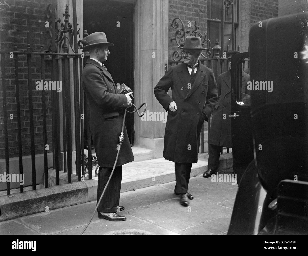 Ramsay MacDonald verlässt das Pflegeheim für den Betrieb. Februar 1932 Stockfoto