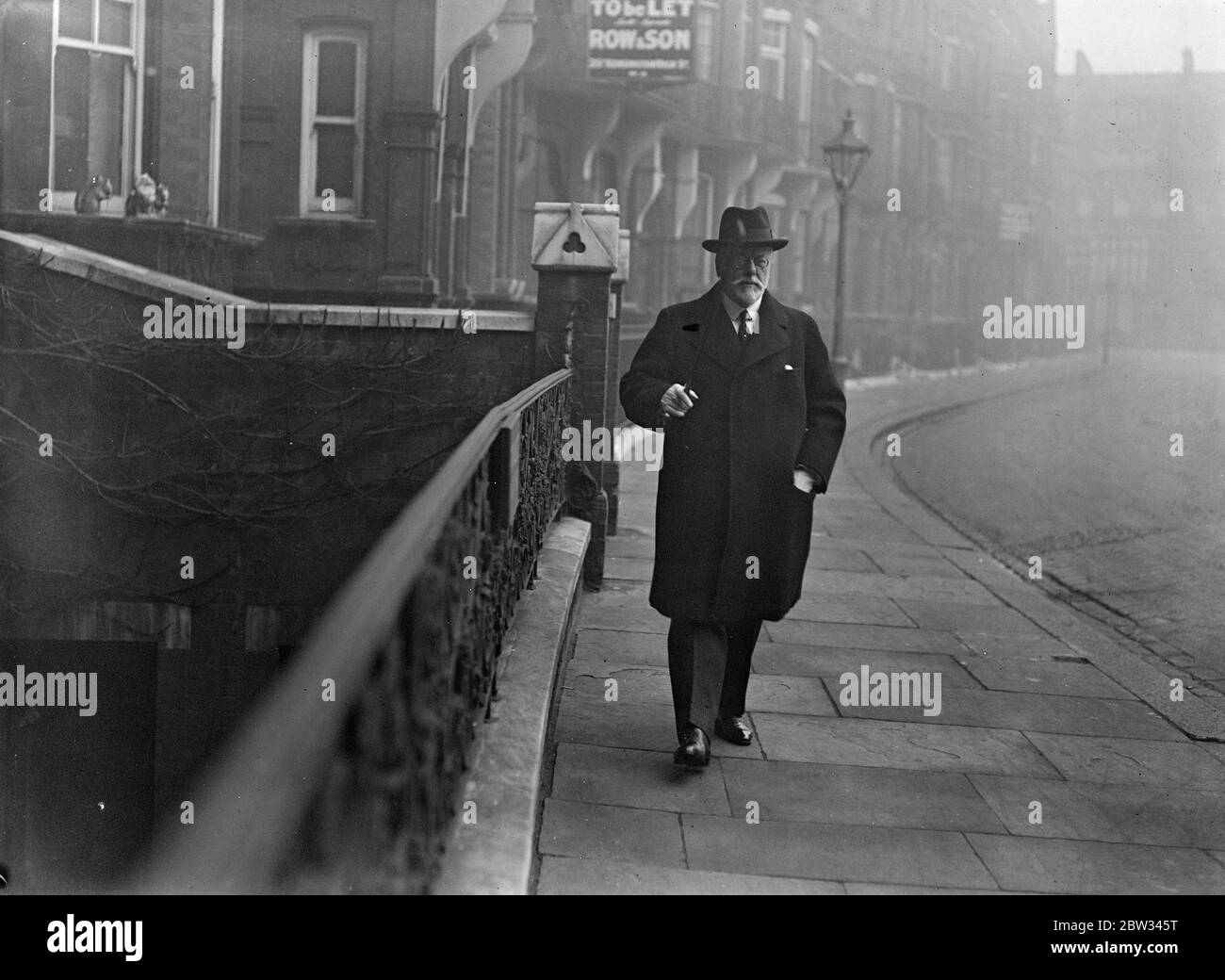 Lord Plender macht seinen Morgenspaziergang. Lord Plender machte sich auf den Weg zu einem Spaziergang am Sonntagmorgen von seinem Londoner Haus. Lord Plender ist der 71-jährige Buchhalter Peer, der vor kurzem sein Engagement für Frau N C Stevens , Witwe des Verlags angekündigt. 31. Januar 1932 Stockfoto