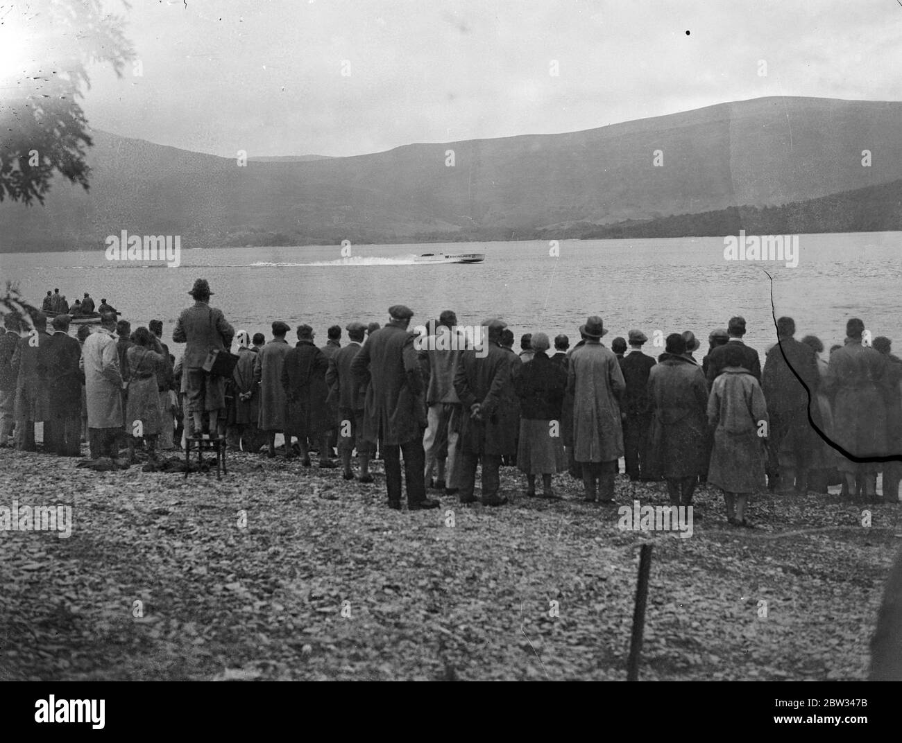 Kaye Don erreicht 115 Meilen pro Stunde in Miss England während des Trial auf Loch Lomond . Herr Kaye Don , in Miss England III erreichte eine Geschwindigkeit von 115 Meilen pro Stunde während eines Probelaufs in Miss England III auf Loch Lomond , bevor er seinen offiziellen Versuch auf der Welt ' s Geschwindigkeitsrekord am Montag . Tausende sahen sich die Prüfung an. Miss England III von Herrn Kaye Don pilotiert, die am Loch Lomond entlang des Wassers raste, während des Prozesses von einer Menschenmenge an den Ufern beobachtet. 10 Juli 1932 Stockfoto