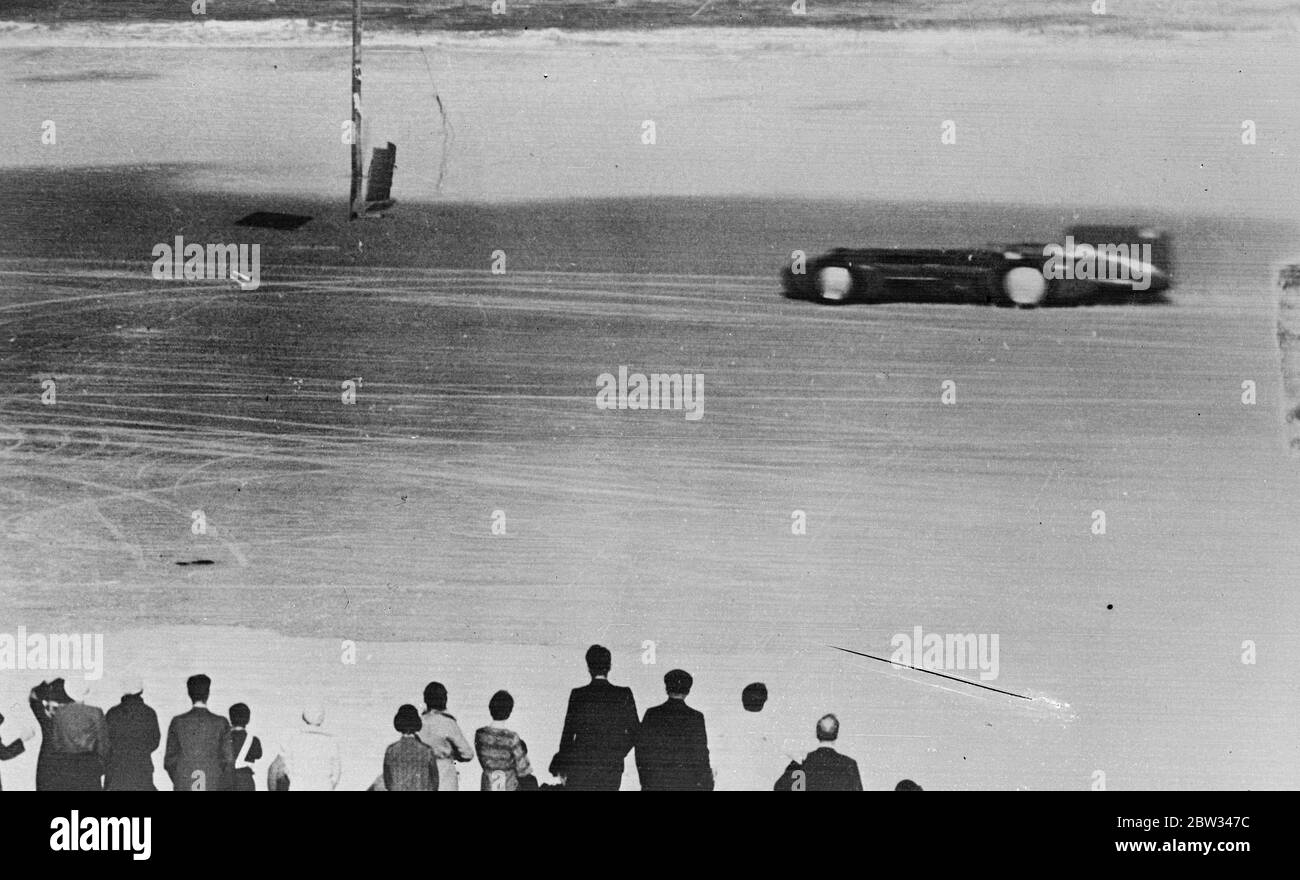 Sir Malcolm Campbell bricht seinen eigenen Landgeschwindigkeitsrekord in Daytona. Sir Malcolm Campbell brach in seinem Auto Bluebird II seinen eigenen Landgeschwindigkeits-Rekord der 245 Meilen pro Stunde und setzte einen neuen Weltrekord von 253. 968 Meilen pro Stunde für die gemessene Meile, auf dem Sand in Daytona, Florida. Sir Malcom Campbell, der über die Strecke in Daytona, Florida, beim Brechen seines eigenen Rekords in Daytona rast. März 1932 Stockfoto