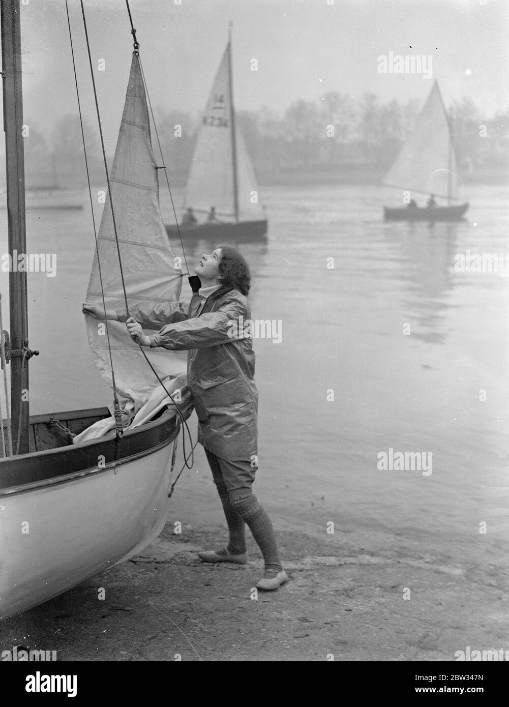 Winter Segelrennen auf der Themse . Foto zeigt Miss Doris Ballard von der Ranelagh Segelclub, Histing ein auf ihrer Yacht Vorbereitung auf das Segelrennen des Vereins auf der Themse in der Nähe von Putney. 24. Januar 1932 Stockfoto