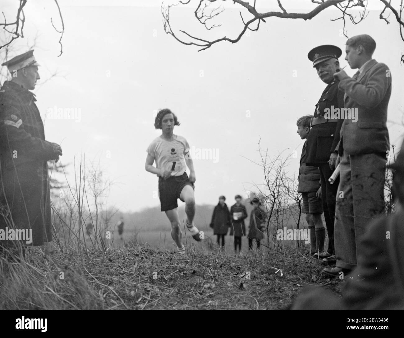 England besiegt Frankreich im internationalen Cross Country in Selsdon. Englische Frauen Cross Country Läuferinnen besiegten eine Frrnoch Seite, bei einem internationalen Cross Country Match in Selsdon, Surrey. Miss H Lunn (Großbritannien) der Birchfield Harriers, den Sieg des Rennens. 19 März 1932 . Stockfoto