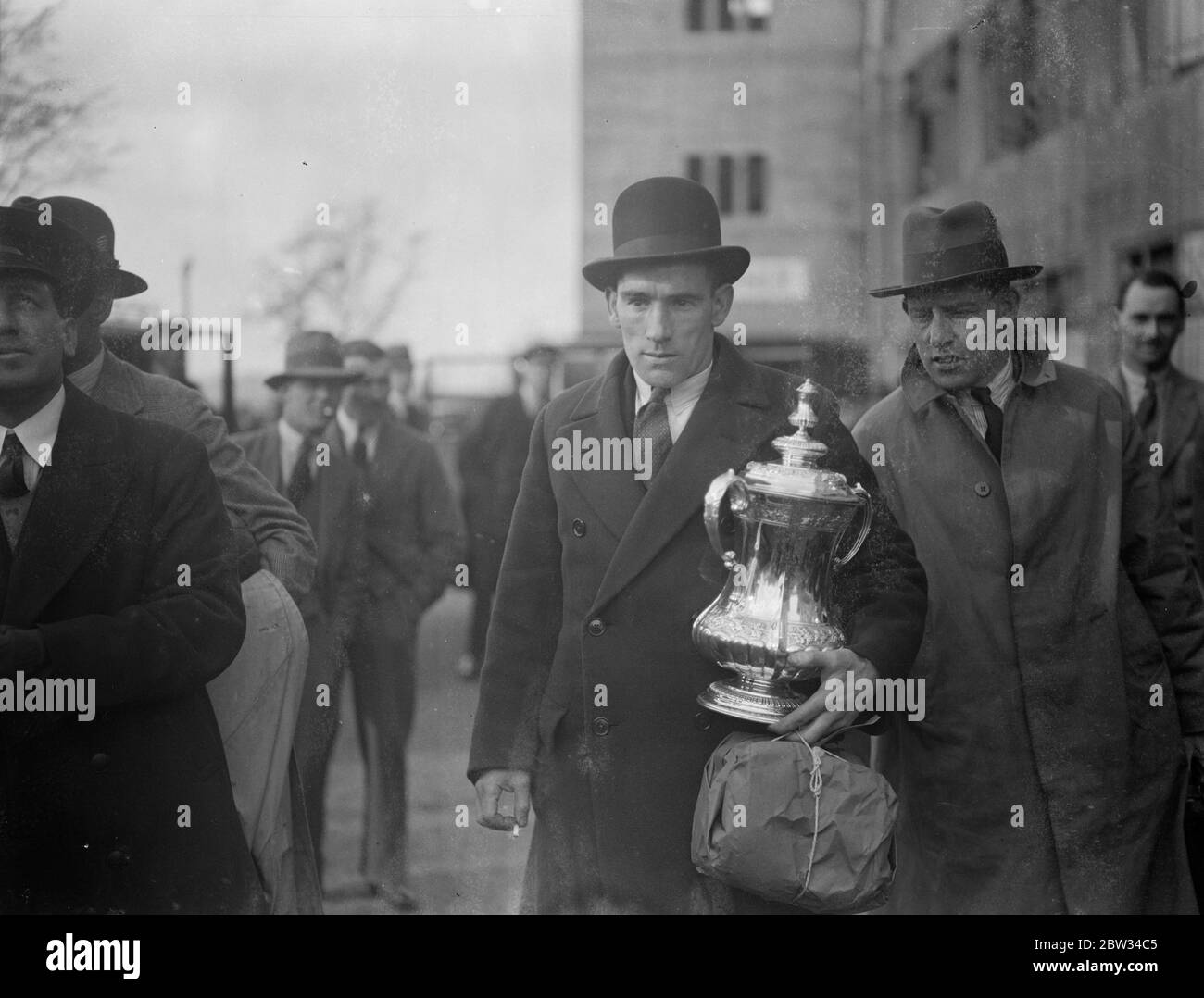 Newcastle Kapitän, Jimmy Nelson hält den FA Cup nach Newcastle Arsenal 2 - 1 in Wembley mit zwei Toren von Jack Allen besiegt hatte. 23 April 1932 . Stockfoto