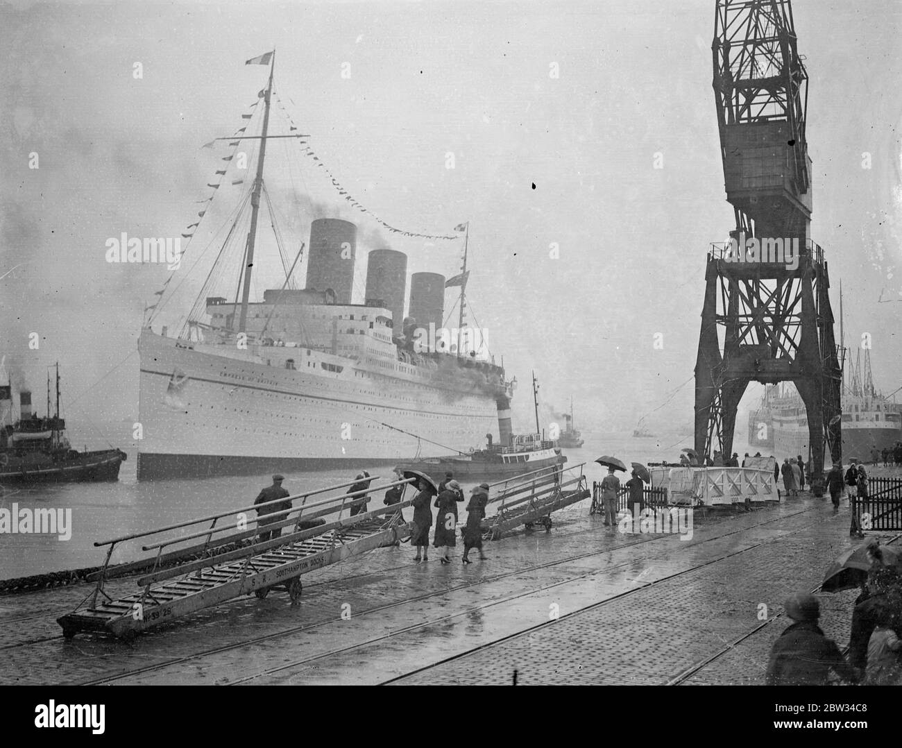 Britische Delegierte "voller Hoffnung" als die Abreise nach Ottawa. Die britische Delegation bei der Kaiserlichen Konferenz in Ottawa war voller Hoffnung, als sie Southampton an Bord des Linienschiffes Empress of Britain nach Kanada verließen. Die große Linienschiff RMS Empress of Britain geschmückt mit unzähligen Streamer, als sie von Southampton mit der britischen Delegation und den Olympischen Athleten an Bord segelte. 13 Juli 1932 Stockfoto
