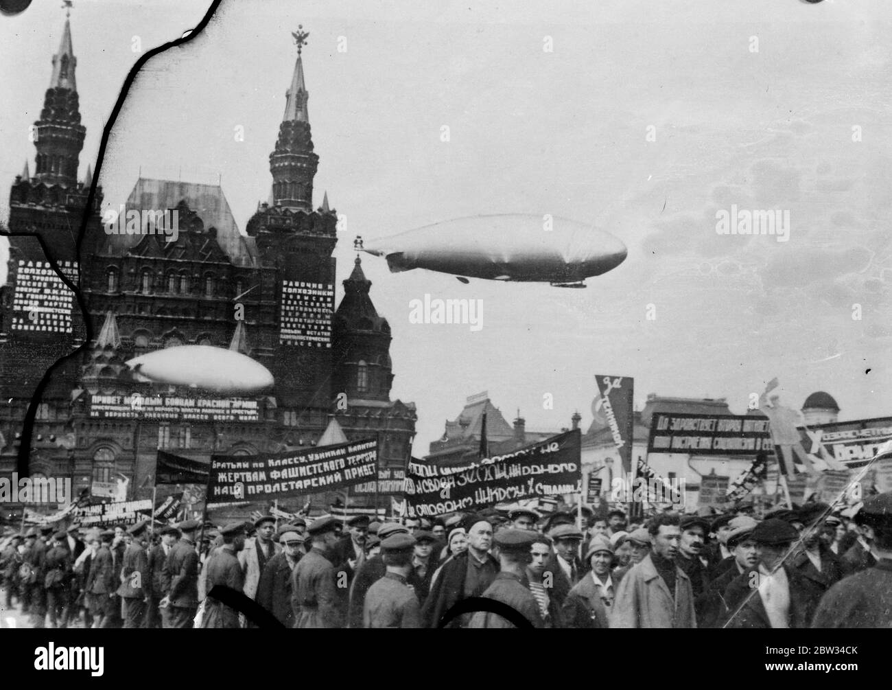 Airminded russischen Mai-Tag Demonstranten . Am 1. Mai marschieren Demonstranten durch den Roten Platz, Moskau. Viele trugen riesige Miniatur-Luftschiffe in der Prozession. Mai 1932 Stockfoto