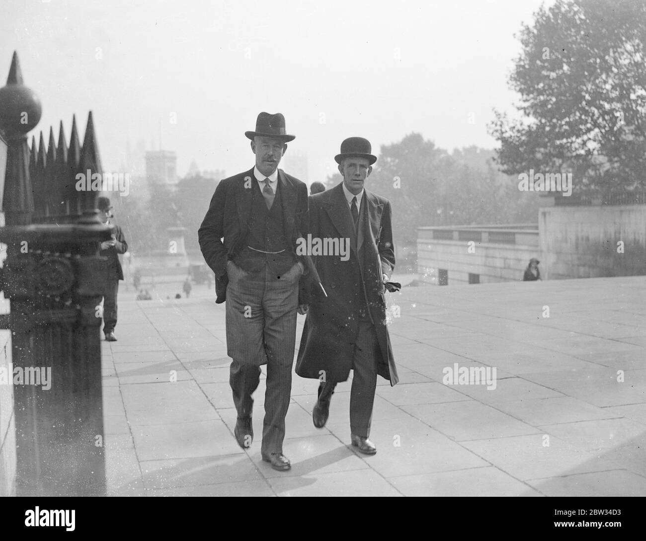 Ehemaliger Luftchef, um die Stadtpolizei umzumodellieren. Col der Hon Maurice Drummond, C M G, D S O, ein ehemaliger Leiter des Luftministeriums, wurde ernannt, um Lord Trenchard, der Polizeikommissar zu helfen, die metaploitanische Polizei zu reorganisieren. Col Drummond hält bereits die Ernennung von persönlichen Assistenten der Kommissar für Polizei, Col Drummond ist der Bruder von Sir Eric Drummond Generalsekretär des Völkerbundes. Col der Hon Maurice Drummond CMG, DSO (links) mit HM Howgrave Graham OBE, Sekretär der Polizei Kommissar auf dem Weg nach Scotland Yard. Oktober 1932 Stockfoto
