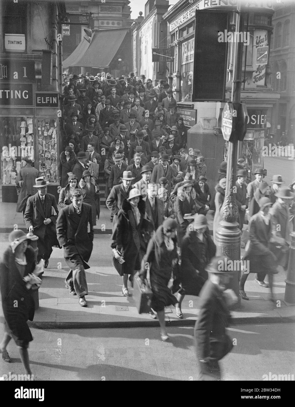 Rückkehr zur Arbeit nach dem Urlaub . Verlassen Cannon Street Station . 29 März 1932 Stockfoto