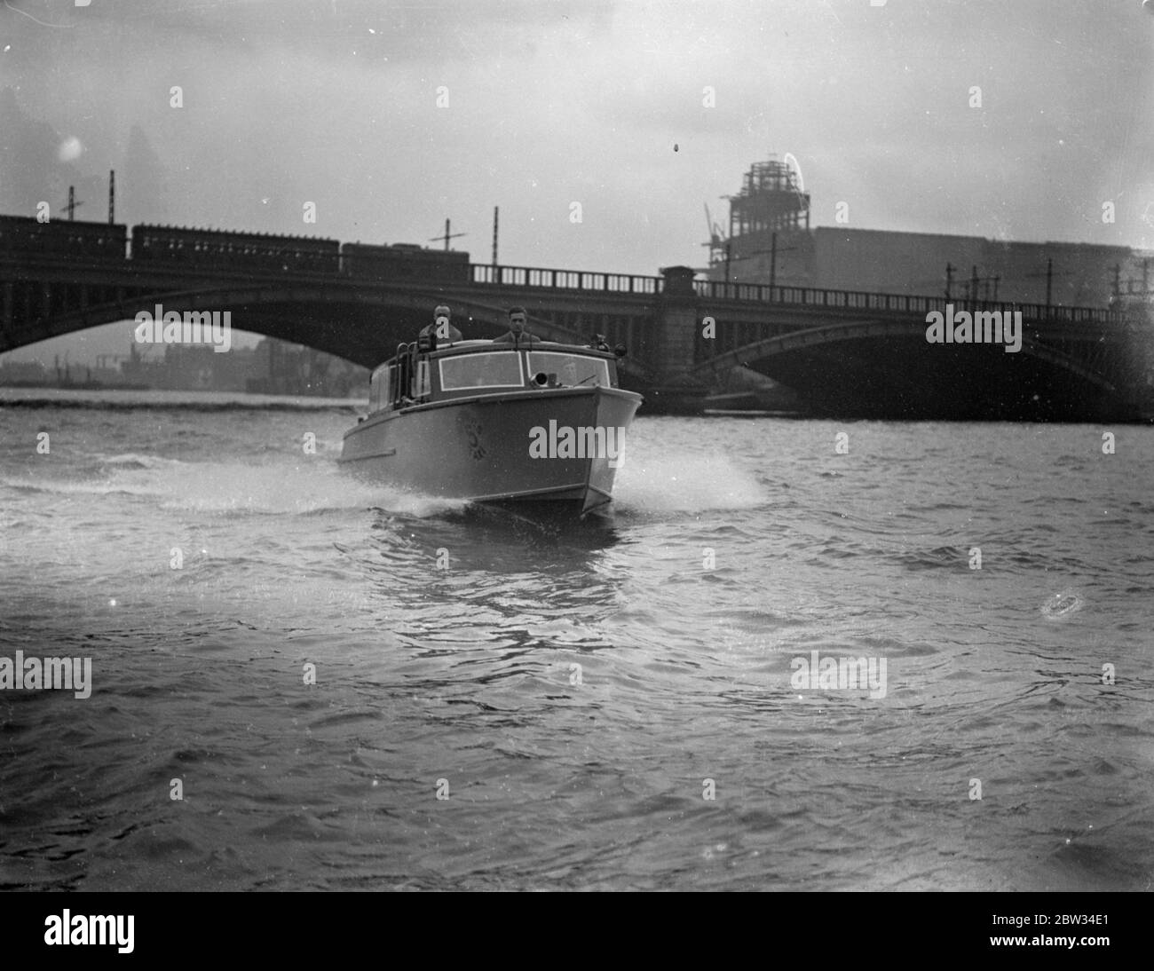 Thames Taxi Service Boot hat vollen Kurs Geschwindigkeit Studie auf der Themse . Die erste Flotte neuer Thames Steuer-Schnellboote, die in Kürze einen regulären Service auf der Themse beginnen, hat ihren ersten vollen Kurs-Versuch von Walton auf der Themse nach Chelsea. Das Boot kann elf Passagiere transportieren, und reisen mit einer Geschwindigkeit von 20 Knoten. Es ist mit einem 115 PS Sechszylinder-Motor und allen neuesten Feuergeräten ausgestattet. Es ist 35 Meter lang. Das neue Schnellboot Thames Taxi alle auf dem Weg die Themse in Chelsea. Mai 1932 Stockfoto