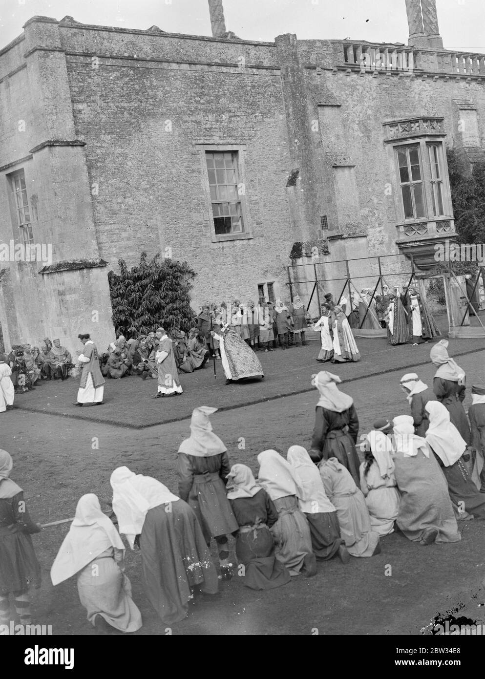 Dorfbewohner gehen zurück 700 Jahre für die Wiederherstellung der Verheilung von Lacock Abbey . Menschen aus dem alten Dorf Lacock, in der Nähe von Chippenham, Wiltshire, fiel zurück 700 Jahre in die Vergangenheit, wenn die Zeremonie der Verheilung von Lacock Abbey, Die im Jahr 1232 aufgetreten, wurde in der Parade, mit dem Bischof von Southampton unter den Ausführenden. Das Dorf war in 13. Jahrhundert Kostüm gekleidet und für einen Tag nahm die Rede und die Wege der Zeit. Der Festzug wurde von Miss M T Talbot , der Frau des Gutshofs , in den Händen dessen Vorfahren die Abtei seit der Zeit ununterbrochen gewesen organisiert Stockfoto