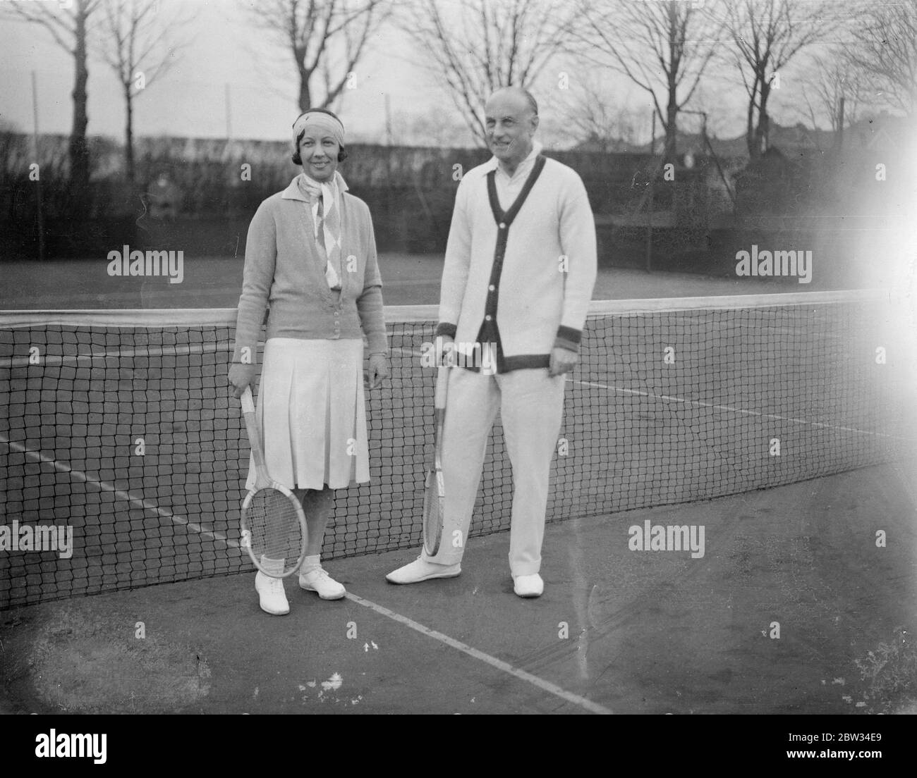 Kabinettsminister nimmt an Roehampton Club Tennisturnier Teil. Sir Samuel Hoare, Sekretär für Indien, in der nationalen Regierung hat Frau D C Shepherd Barron, in der Mixed Doubles der Surrey Hard Court Championships in Roehampton London. Sir Samuel Hoare und Frau D C Shepherd Barron auf dem Platz in Roehampton für ihr Spiel . April 1932 Stockfoto