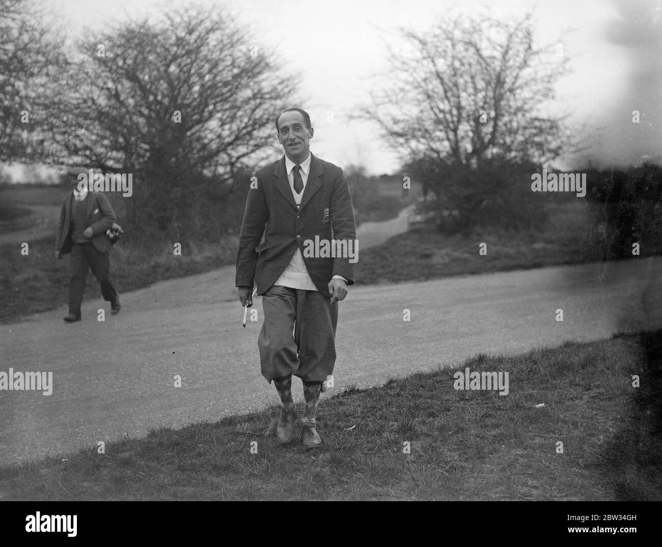 Essex County Cricketer besiegt durch den Prince of Wales in Parlamentarischen Golf Spiel. Herr Charles Bray zu Fuß auf dem Platz, nachdem er von der Prince of Wales in der zweiten Runde des Parliamentary Golf Handicap in Walton Health, Surrey besiegt worden. Herr Charles Bray ist ein Essex County Cricketer. 25. April 1932 Stockfoto