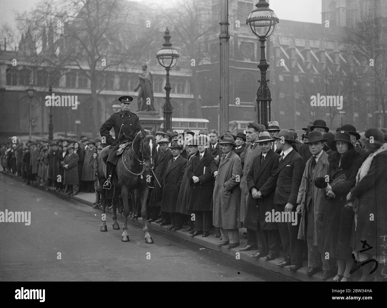 Massen warten vor dem parlament stundenlang, um Kanzler mit seinem Budget ankommen zu sehen. 19 April 1932 . Stockfoto