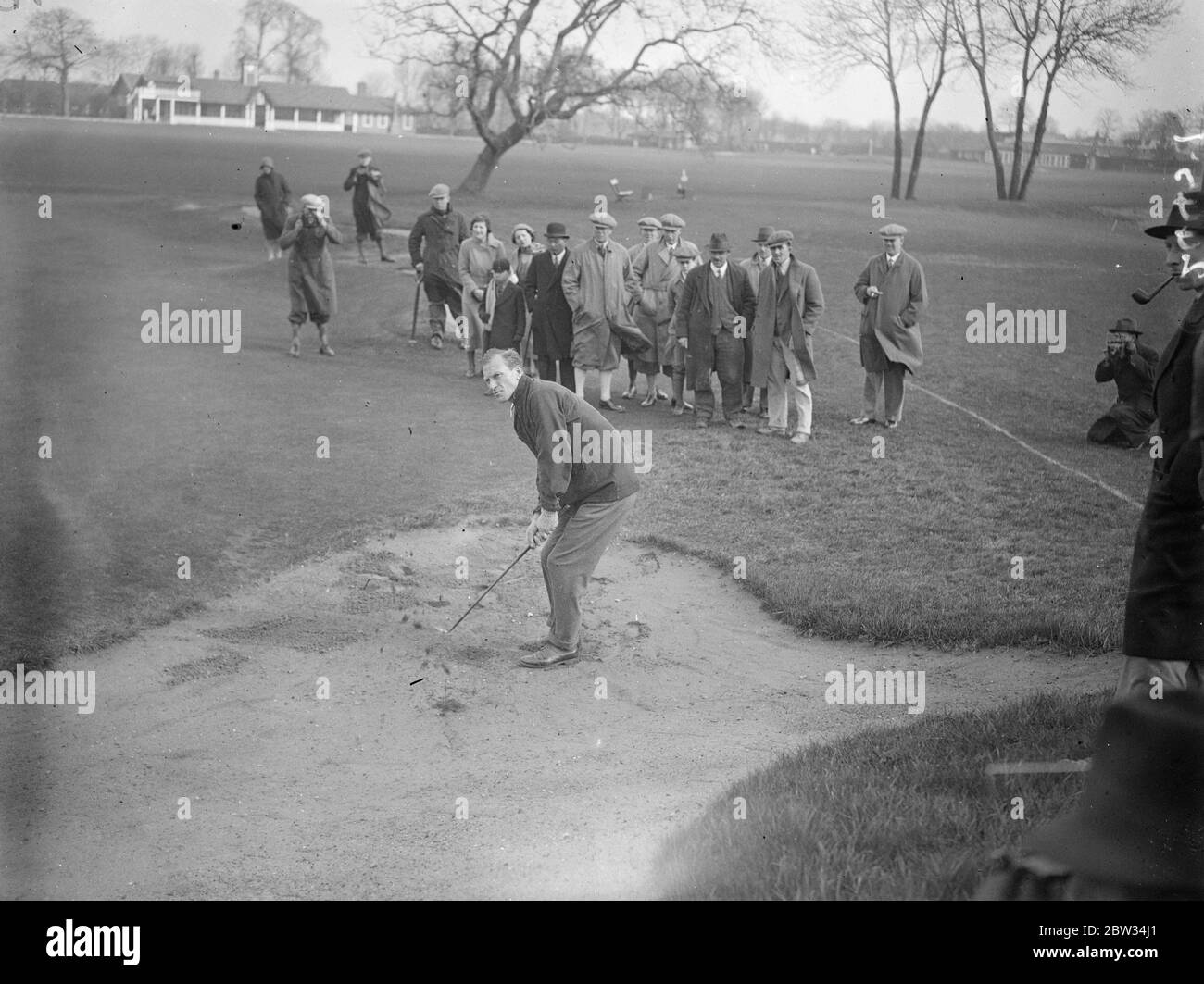 Das erste große Profi-Golfturnier des Jahres eröffnet. 72 Golfer, darunter Mitglieder des letzten Ryder Cup-Teams, treten im Einlaunenturnier, dem ersten großen Golf des Jahres im Roehampton Club, London, an. Compston fahren während des Turniers ab. April 1932 . Stockfoto