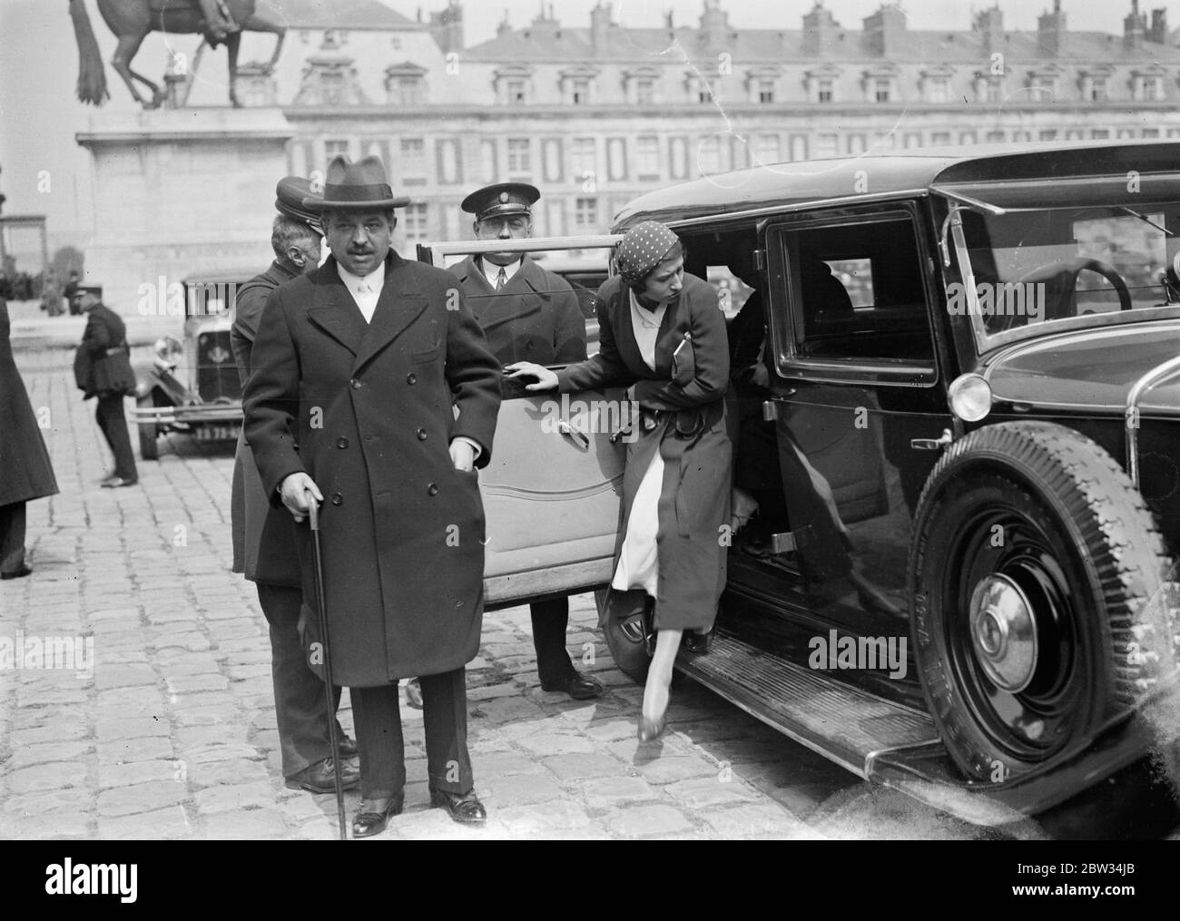 M Laval (Französisch) aus dem Auto aus. 11 Mai 1932 Stockfoto