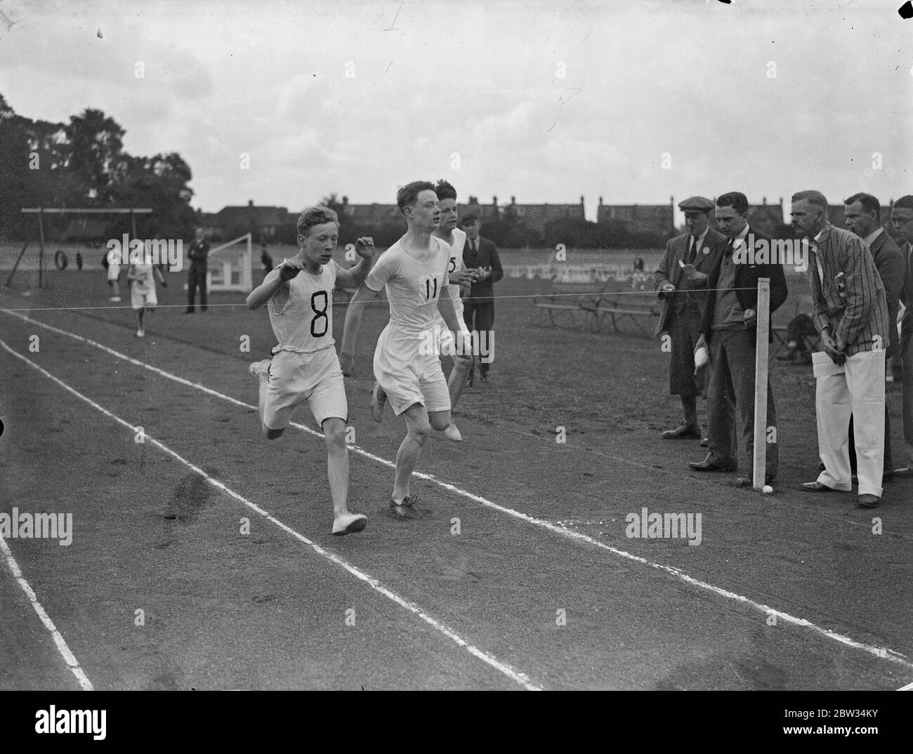 Interschool Sport auf Herne Hill . T Bowling gewinnen die 220 Yards Wärme für Poplar School , während der Junior Technical Schools ( Metropolregion ) , Sport an der Herne Hill Track , London . Juli 1932 Stockfoto