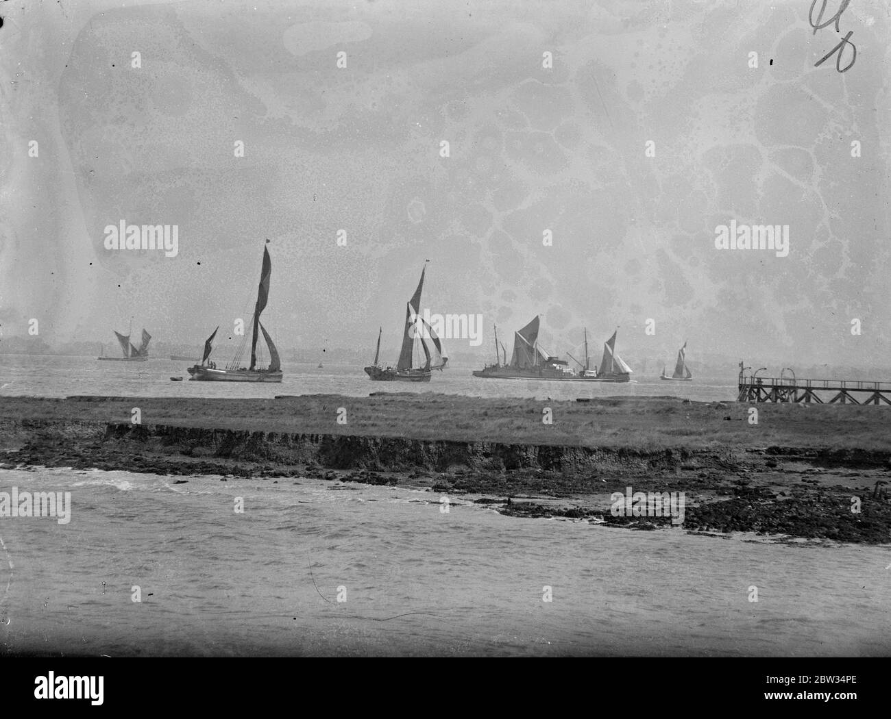 Segelkähne Rennen die Themse hinunter. Segelschiffe auf der Themse verwendet nahm an der jährlichen Rennen aus der unteren Hoffnung erreichen, den Fluss hinunter. Die Segelkähne manövrieren für Position zu Beginn des Rennens von Lower Hope Reach , Gravesend . 28 Juni 1932 Stockfoto