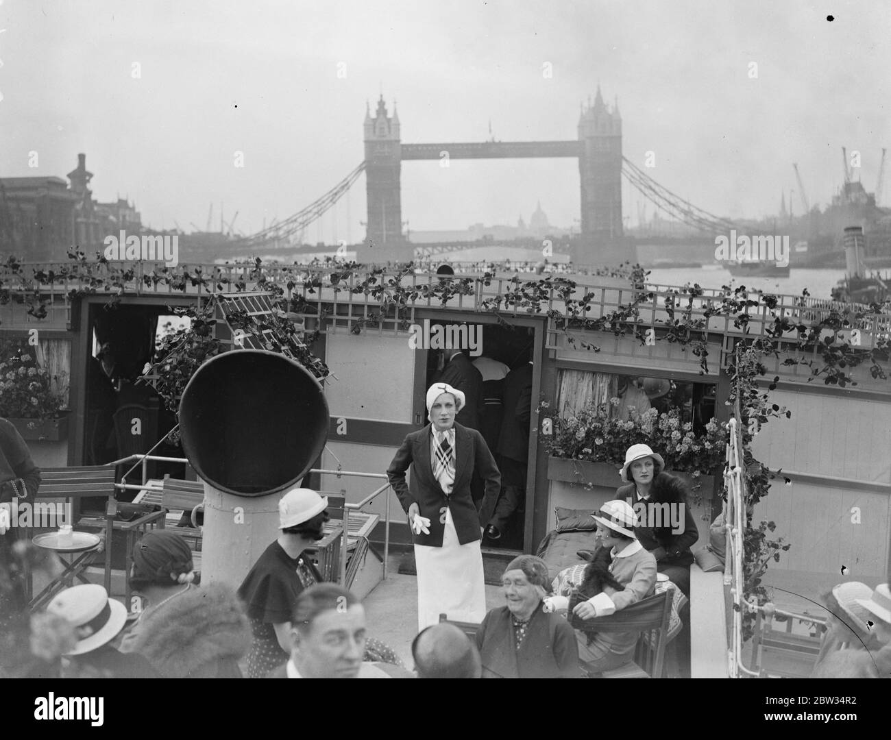 Szenen an Bord des Showboots auf der Themse. Mannequins zeigt Strandkleidung. 24 Juni 1932 Stockfoto