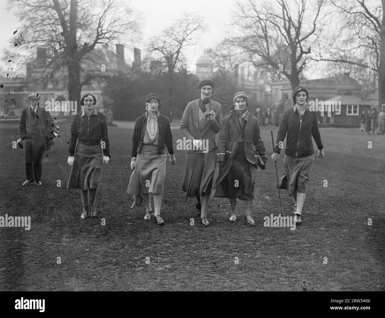 Damen parlamentarische Golfturnier öffnet in Ranelagh . Die Ladies Parliamentary Golf Association hielt eine Einladung Turnier im Ranelagh Club, London, um das 21-jährige Jubiläum des Vereins zu feiern, nahmen viele Frauen Golfer in Parlamentarischen Kreisen Teil. Von links nach rechts , Miss M Baird , Frau Barnes Gorell , Lady Carisbrooke ein Freund und die Hon Frau Esme Glyn auf dem Platz während des Turniers . April 1932 . Stockfoto