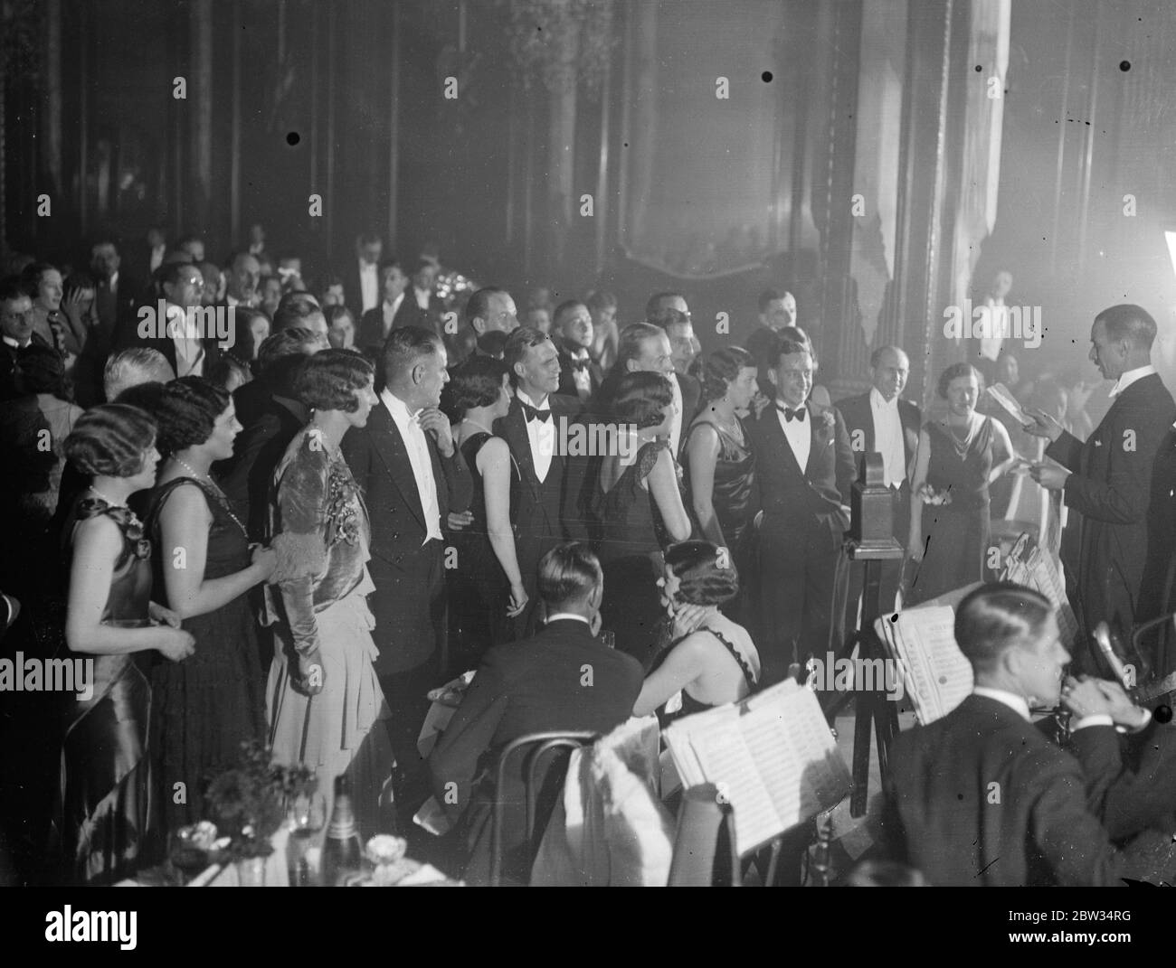 Jetzt kehrt die Wahl zum Präsidenten des West End zurück. Wahlnachtler im piccadilly Hotel halten in ihrem Tanz, um die Parlamentswahlen wieder zu hören. 28. Oktober 1931 Stockfoto