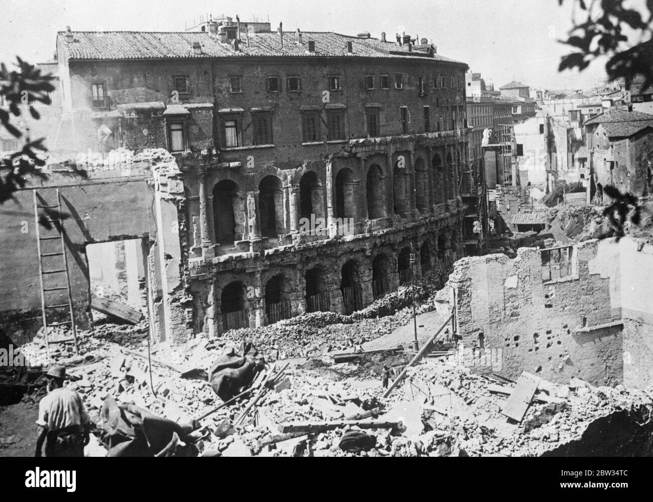 Große Arbeit des Wiederaufbaus und Abriss enthüllt versteckte Herrlichkeit von Rom . Die große Arbeit des Wiederaufbaus unter dem Mussolini-Regime in Rom begonnen , um Arbeit zu leisten , ist kurz vor der Fertigstellung und es wird erwartet, dass es rechtzeitig zum Jahrestag der Marsch von Rom Feiern im Oktober beendet werden . Viele bemerkenswerte Beiden wurden in der römischen Geschichte durch die Enthüllung der bisher versteckten Schätze geworfen. September 1932 Stockfoto