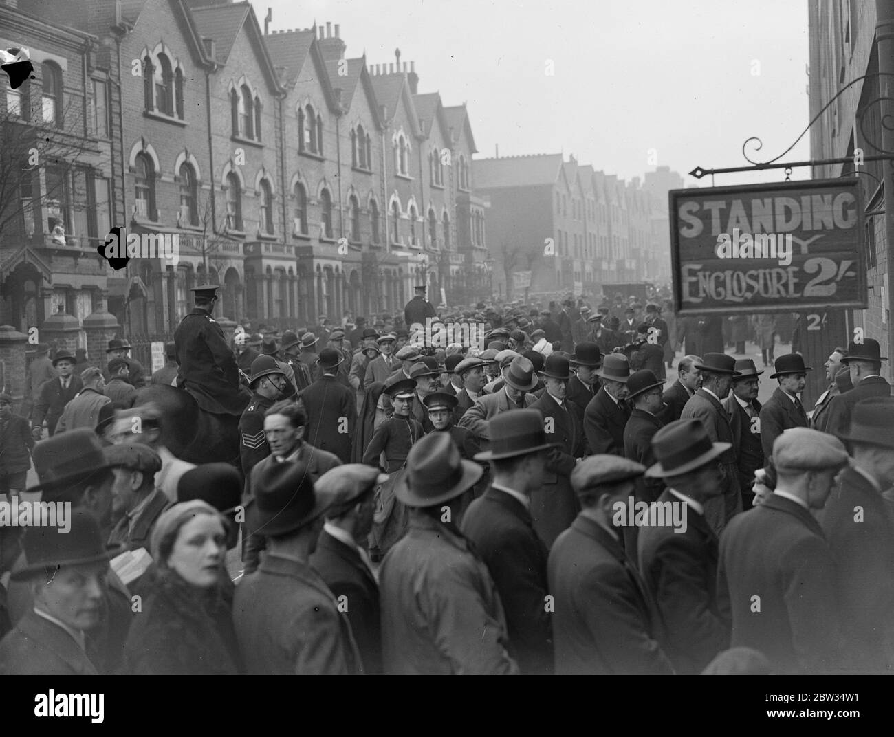 Riesige Menschenmengen für Cup TIE ' Probe ' in Highbury. Berittene Polizei kontrolliert die Massen vor dem Arsenal Boden in Highbury, als sie Newcastle in einem Ligaspiel vor ihrer großen Begegnung im Pokalfinale in Wembley am 23. April trafen. 19 März 1932 . Stockfoto