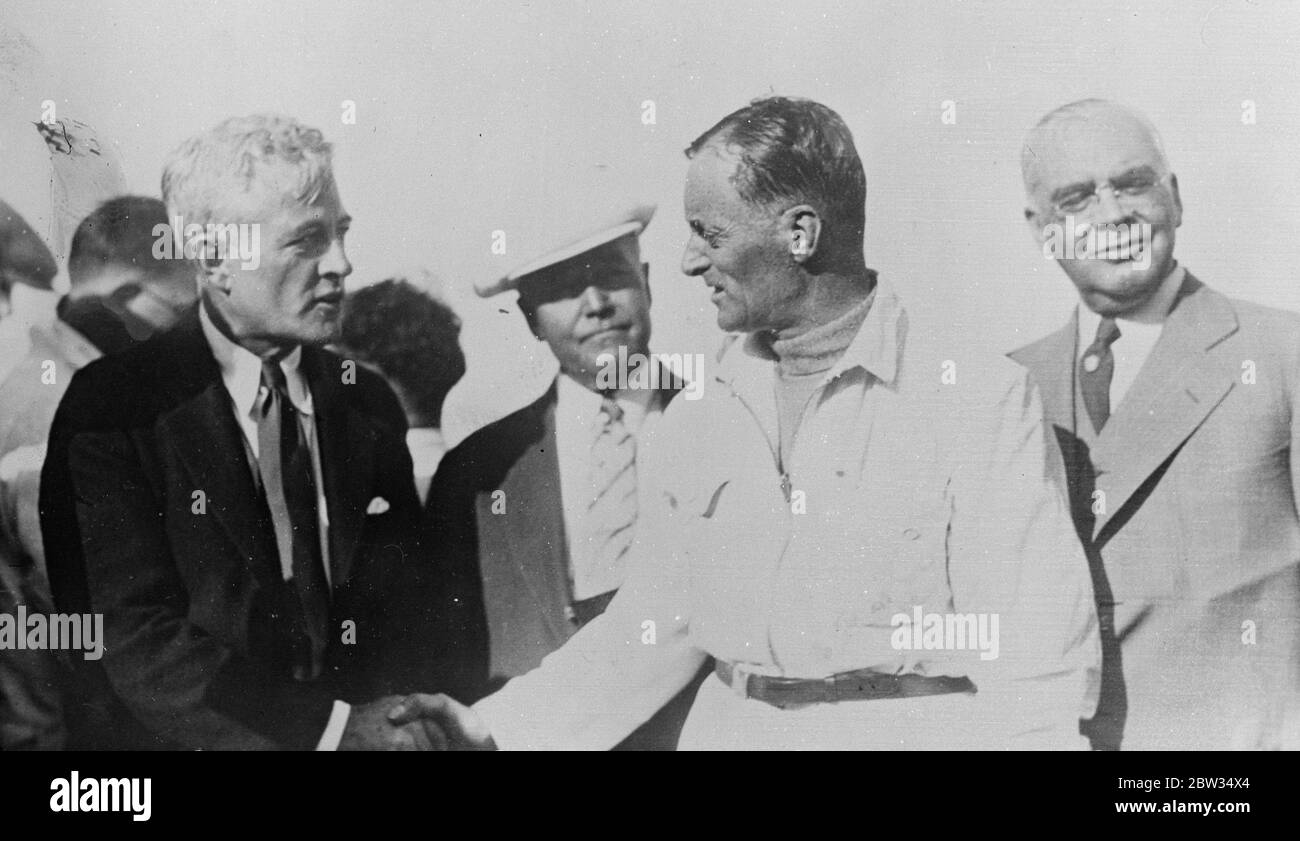 Sir Malcolm Campbell bricht seinen eigenen Landgeschwindigkeitsrekord in Daytona. Sir Malcolm Campbell in seinem Auto Bluebird brach seinen eigenen Landmotor-Geschwindigkeitsrekord von 245 Meilen pro Stunde und setzte einen neuen Weltrekord von 253. 968 Meilen pro Stunde für die gemessene Meile auf dem Sand in Daytona Beach, Florida. Sir Malcom Campbell (rechts) wird von Bürgermeister Armstrong von Daytona Beach nach seinem Rekord Bremslauf gratuliert. März 1932 Stockfoto