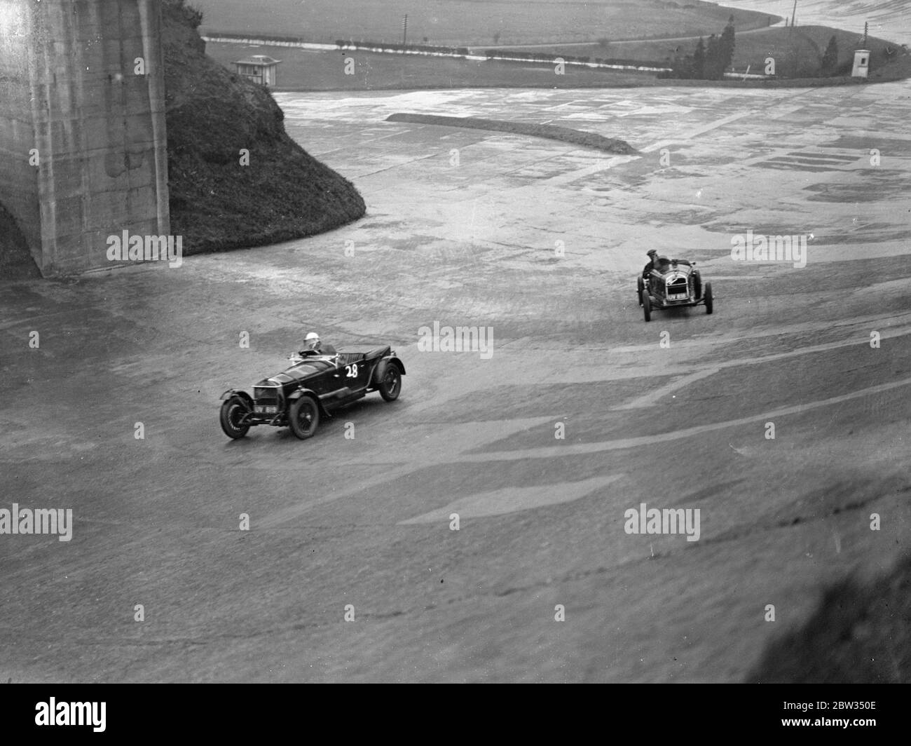 Last-Minute-Übung für die Eröffnung des Meetings in Brooklands . Trotz eines Nieselregen, viele Konkurrenten in der Eröffnungssitzung der Brooklands Rennbahn am Montag waren aus der Erprobenfahrt ihre Autos auf der Strecke. Konkurrenten versuchen ihre Autos im Regen auf der Bergbahn in Brooklands. 26 März 1932 Stockfoto