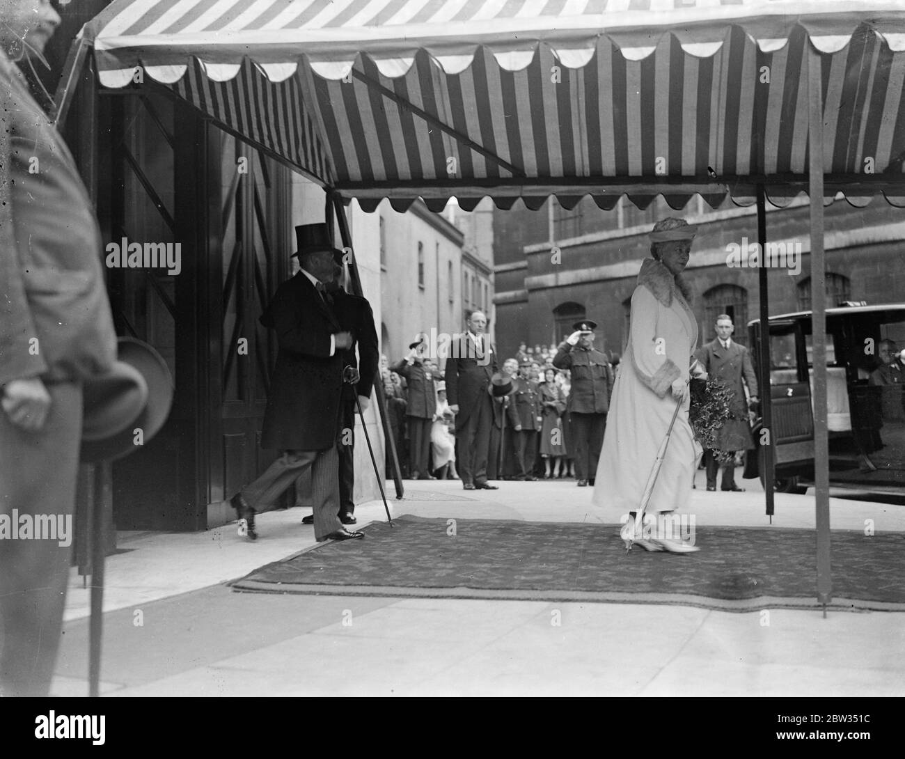 König und Königin besuchen die BBC der König und die Königin stattete dem neuen Hauptsitz der britischen Rundfunkanstalt in Portland Place, London, einen Besuch ab. Der König und die Königin gehen nach ihrem Besuch. Juli 1932 Stockfoto