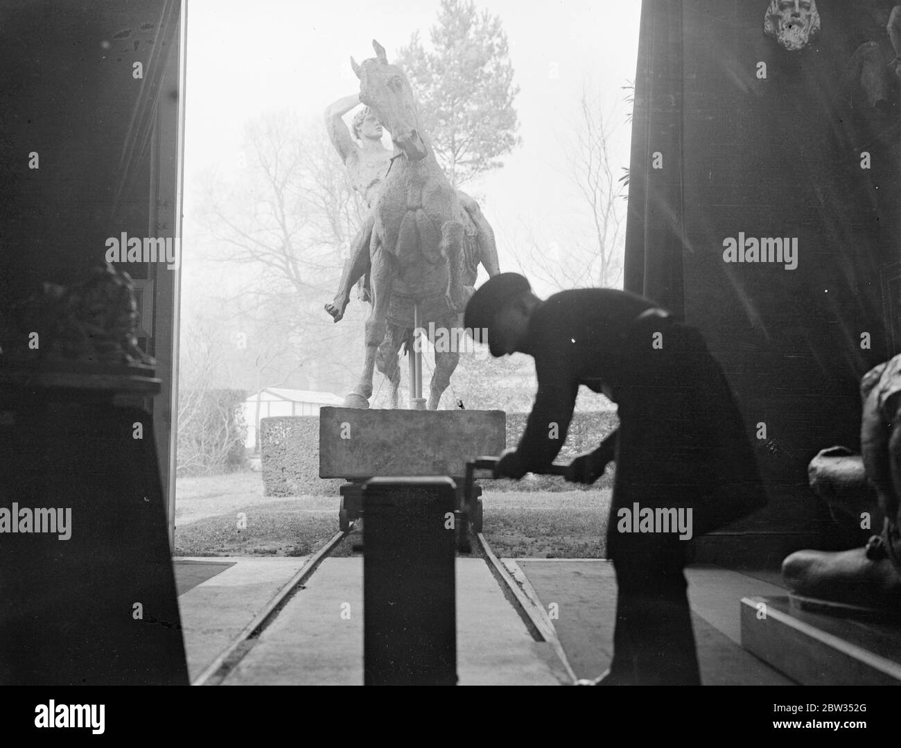 Modell von Frederick Watts große Statue "Physical Energy" auf dem Schwein ' s zurück. Das Originalmodell des verstorbenen Herrn George Watt ' s große Statue ' Physical Energy ' eine Replik des Memorial to Cecil Rhodes, die zwischen den Matoppo Hills steht, kann in dem kleinen Dorf Compton auf dem Rücken des Hog ' s gesehen werden, Nahe Guilford . Das Modell wird in einem studiolike Gebäude auf dem Gelände einer Keramik von der Witwe von Herrn George Watts gegründet gehalten und jeden schönen Tag wird aus dem Atelier auf seinem pedastal gebracht. Das riesige Modell der "Physical Energy" aus dem Studio in Compton gebracht, Surrey. Stockfoto