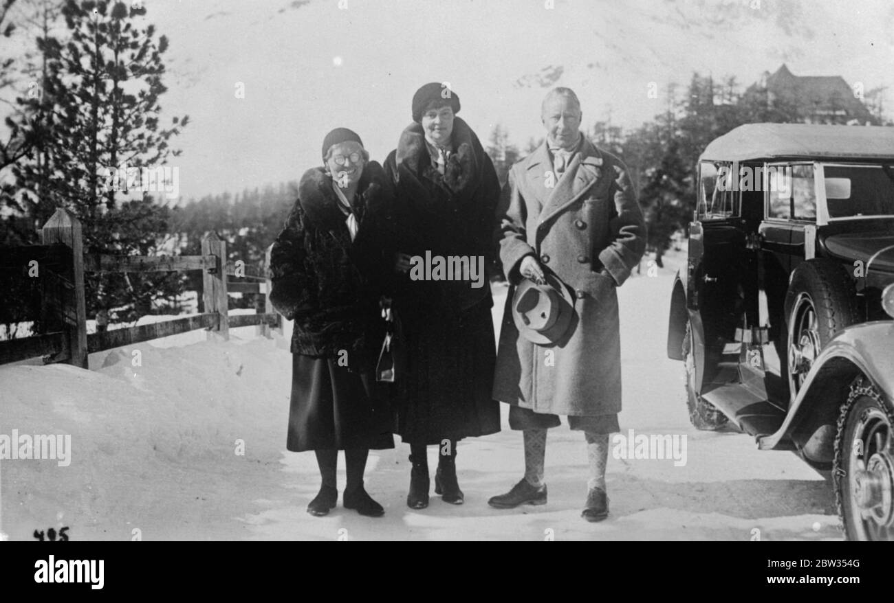 Ex Kronprinz von Deutschland in St. Moritz. Ex Kronprinz Wilhelm von Deutschland mit seiner Frau und einem Freund in St. Moritz, Schweiz, wo er Urlaub macht. 27 Februar 1933 Stockfoto
