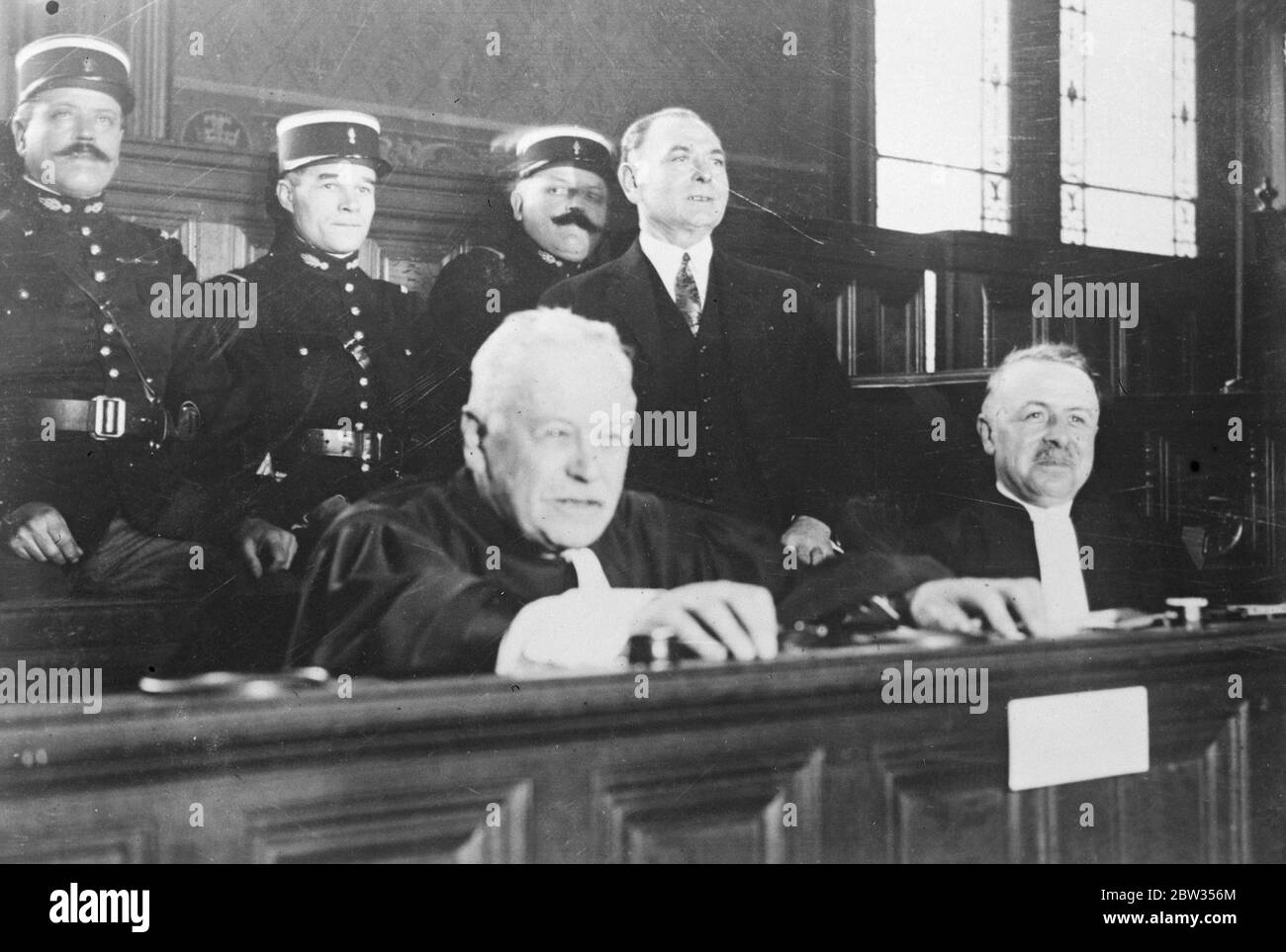 Mann lächelt in der Anklagebank, als er der brennenden Frau Freund lebendig beschuldigt wird. Mit einem Lächeln auf den Lippen, Raymond Falcou erschien im Dock an der Rouen Assimes, Frankreich, mit dem Mord an seiner Freundin, Madame Boutet, die er angeblich lebendig verbrannt haben, nachdem sie ihren Körper in Benzin eingeweicht. Der Fall hat in ganz Frankreich Aufsehen erregt und große Menschenmengen warteten vor dem Justizpalast Stunden, bevor der Fall in der Hoffnung auf die Aufnahme begann. Raymond Falcou lächelt im Dock während der Anhörung bei den Rouen Asssies . Vor ihm sitzt sein Anwalt Maitres Dieuz Stockfoto