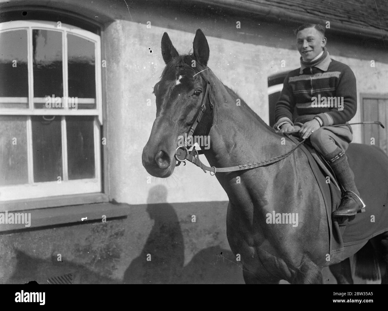 Französische Hoffnung für Grand National in der Ausbildung in Lewes. Die französische "Hoffnung" für die Grand National Hindernislauf Rennen in Aintree in der Nähe von Liverpool in diesem Monat laufen, Trocadero , von Comte Max de Rivaud gehört, ist jetzt im Training bei Herrn Poole ' s Stables in Lewes, Sussex. Tocadero wird bei Lewes trainiert, Sussex mit Herrn Frank Sampson, er ist mit dem Pferd aus Frankreich gekommen. März 1933 Stockfoto