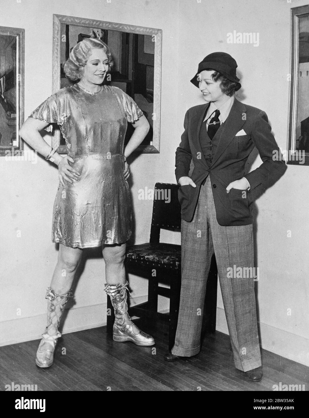 Eve , alte und ultra moderne . Ein Kontrast zwischen alten und ultra modernen Modi der Kleidung bei einem Hollywood , USA Mittagessen . Miss Marjorie Rambeau, die Bildschirmdarstellerin, (links) ist im Stil vieler Jahrhunderte gekleidet, während Miss Mozello Brittone, auch ein Filmkünstler, die neueste Hosenmode für Frauen bevorzugt. 10 März 1933 Stockfoto