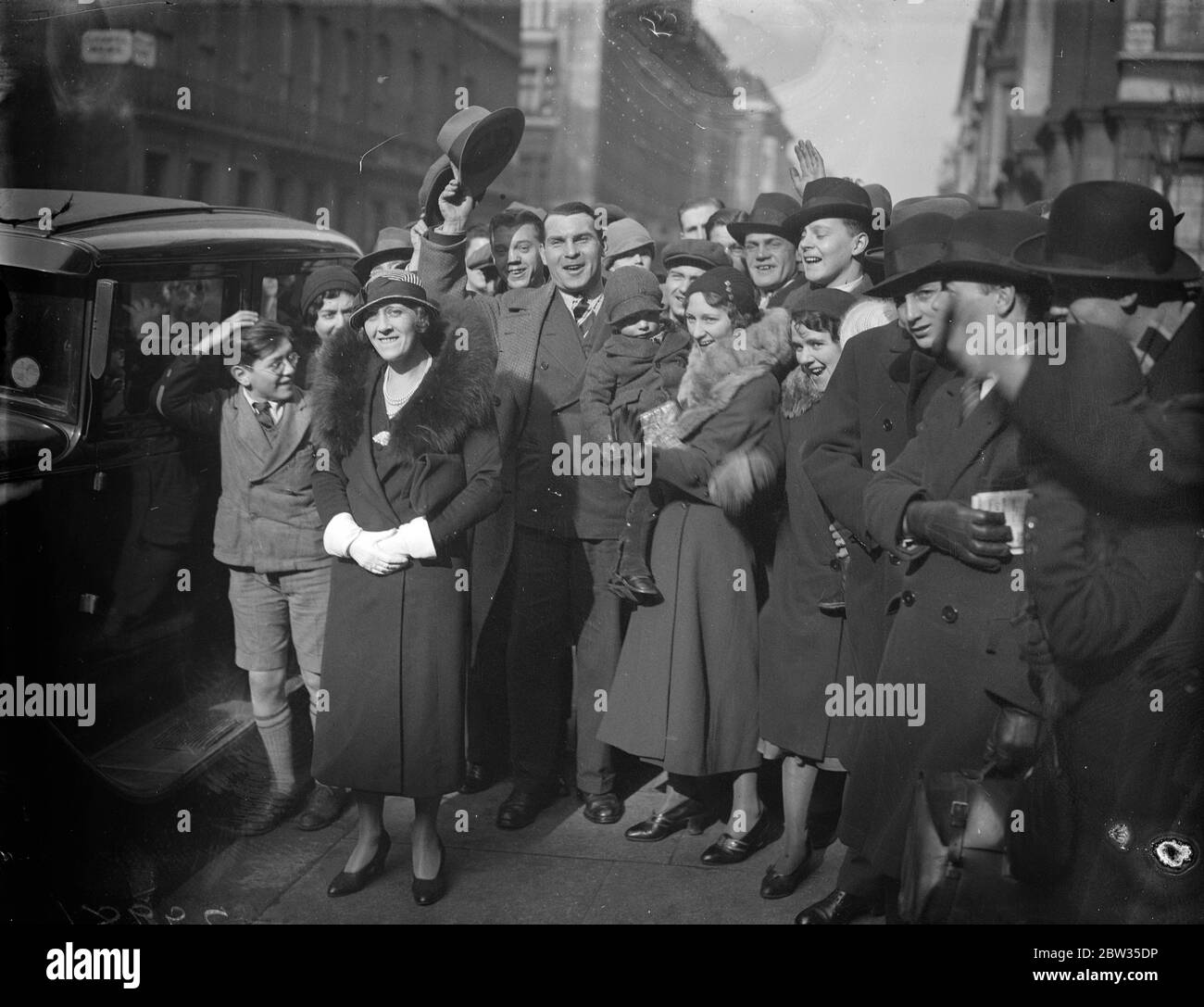 Die Massen jubeln Lady Malcolm Campbell bei der Londoner Motorgala an. Große Menschenmengen jubelten Lady Malcolm Campbell, Frau des Inhabers der Welt "Land Speed Rekord, als sie an der Eröffnungszeremonie der zehn Tage Motor Gala in der Great Portland Street, London. Lady Malcolm Campbell wird von den Massen in der Great Portland Street, London bejubelt. 23 Februar 1933 Stockfoto