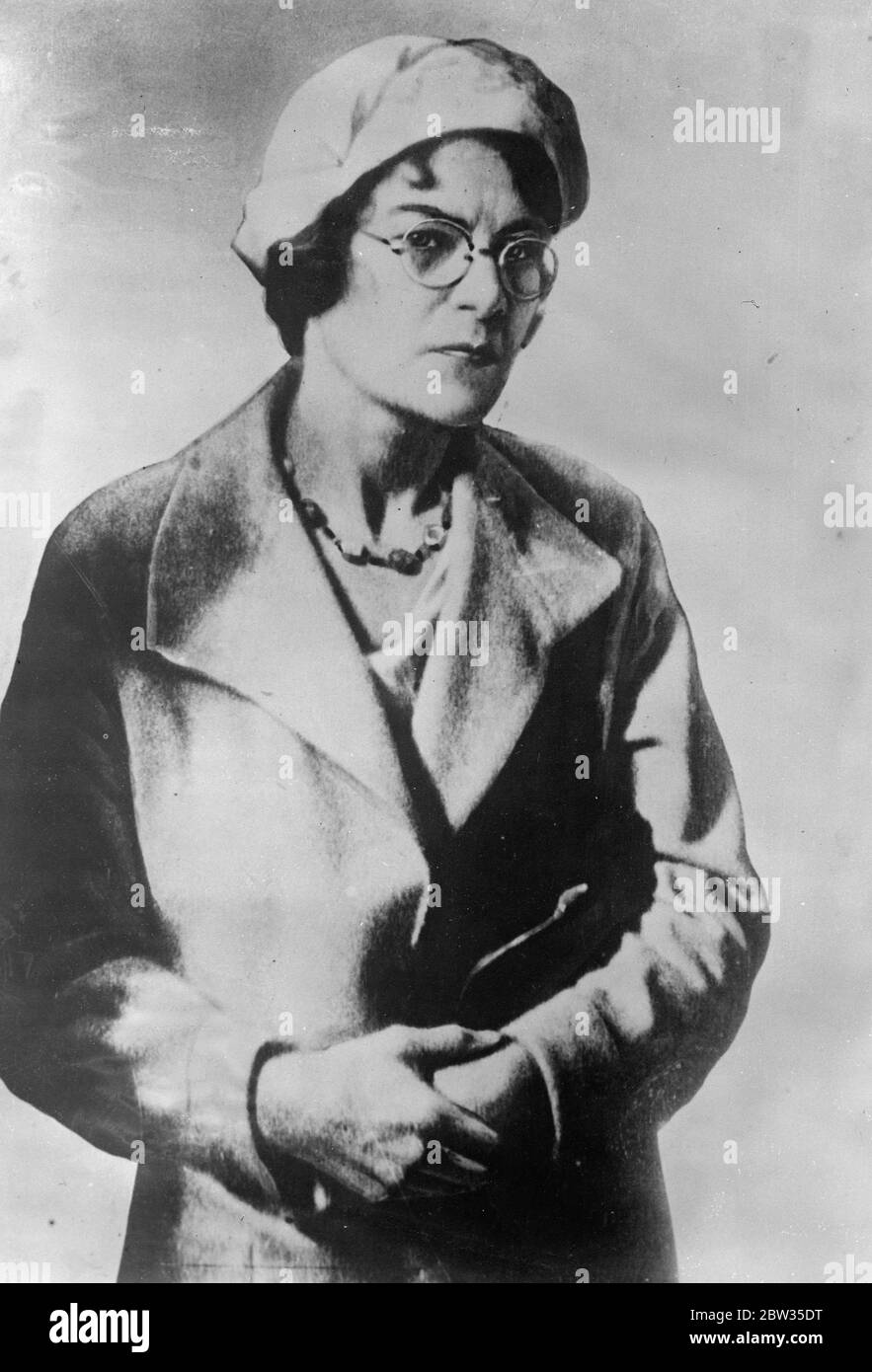 Das erste tatsächliche Foto, um London der versuchten Ermordung des Präsidenten zu erreichen wählen, Franklin D Roosevelt der Vereinigten Staaten, durch den italienischen Schütze Joe Zangara, während einer offiziellen Begrüßung des Präsidenten wählen in Biscayne Bay, Miami Florida. Herr Anton Cermak, der Bürgermeister von Chicago wurde schwer verletzt und hat einen Rückfall erlitten, und sein Zustand wird jetzt als kritisch gemeldet. Vier weitere Zuschauer, darunter eine Frau, wurden ebenfalls verletzt. Mrs Cross of Miami die Frau, die Präsident Roosevelt retten, indem sie Joe Zangara ' s Arm klopfte, als er auf den gewählten Präsidenten schoss, in einem Stockfoto