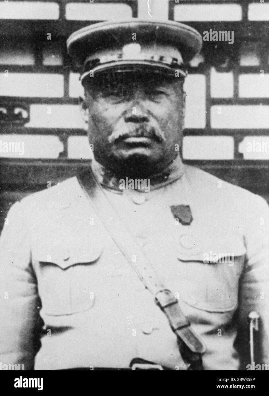 Japaner behaupten einen großen Sieg . Gerüchte bieten Kapitulation von chinesischen Armeechef . Die japanische Behauptung in einem Kommunique in Mukden ausgestellt, die Schlüsselstadt Chihfeng erobert haben , die Befehle einer der beiden strategischen Pässe, die nach Jehol City , das ist das Ziel der japanischen Push in die mandschurische Provinz Jehol . Ein aktueller Bericht in Kailu, im Herzen der Kampfzone, behauptet, dass General Tang Yu Lin, der chinesische Oberbefehlshaber, ein Telegramm geschickt hat, das Ouvertüren für den Frieden macht und dass General Tang Gesandte schickt, um die Bedingungen der Kapitulation zu verhandeln. General Tang Yu Lin . 1 Stockfoto