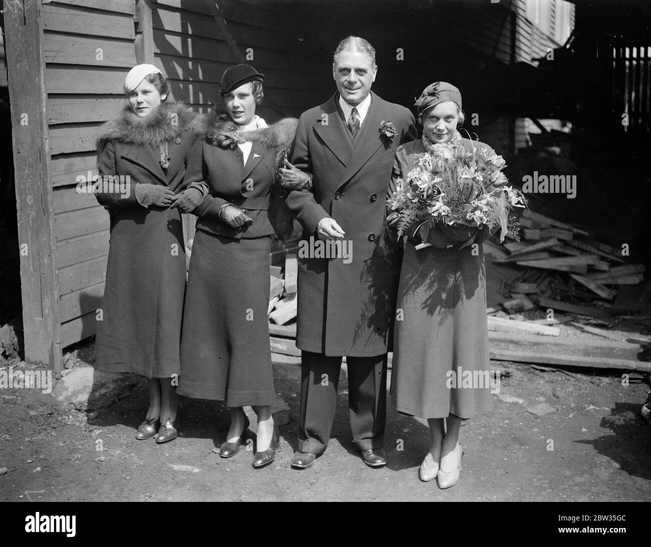 Neues Rennschiff, "Challengers for America" s Cup, startete bei Gosport. Mit der Zeremonie wurde die Velsheda, die neue Rennyacht von Herrn W L Stephenson, vom Camper und Nicholson Hof in Gosport gestartet. Die Velsheda, die heimlich gebaut wurde, ist das aktuellste Schiff ihrer Art, und wird erwartet, dass für die America 's Cup Herausforderung. Sie ist die erste Ganzmetall-Yacht, die in diesem Land gebaut werden. Herr W. L. Stephenson mit seinen drei Töchtern, von links nach rechts, Daphne, Sheila und Velma, die dem Schiff den Namen mit einer Kombination ihrer Vornamen geben. 26. April 193 Stockfoto