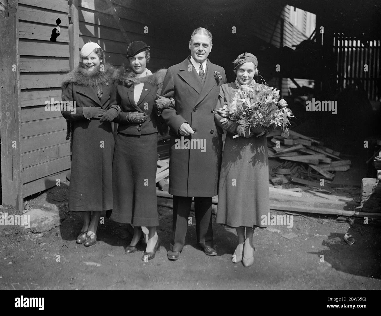 Neues Rennschiff, "Challengers for America" s Cup, startete bei Gosport. Mit der Zeremonie wurde die Velsheda, die neue Rennyacht von Herrn W L Stephenson, vom Camper und Nicholson Hof in Gosport gestartet. Die Velsheda, die heimlich gebaut wurde, ist das aktuellste Schiff ihrer Art, und wird erwartet, dass für die America 's Cup Herausforderung. Sie ist die erste Metallyacht, die in diesem Land gebaut wird. Herr W. L. Stephenson mit seinen drei Töchtern, von links nach rechts, Daphne, Sheila und Velma, die dem Schiff den Namen mit einer Kombination ihrer Vornamen geben. 26. April 1933 Stockfoto