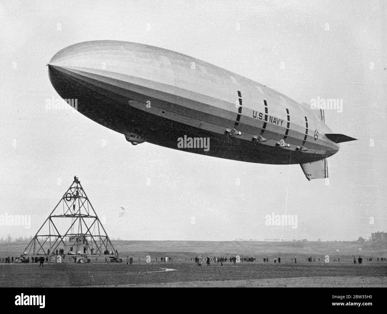 USS Macon (ZRS-5) Schwester-Luftschiff von krank Schicksalskranke Akrom macht ihren Jungfernflug auf dem Goodyear Airdock in Akron, Ohio . 25. April 1933 Stockfoto