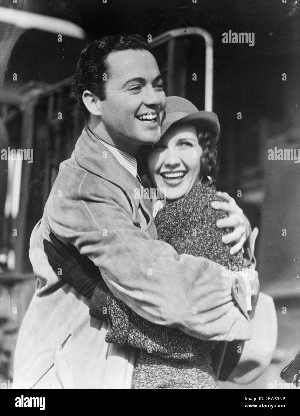 Ein Buddy Rogers - Mary Brian Romantik ? Hollywood Gerücht verbindet die Namen von Buddy Rogers , der Filmschauspieler und Orchesterleiter , und Miss Mary Brian , die Schauspielerin . Eine enge Freundschaft zwischen ihnen hat nach dem Ende vor einigen Monaten wieder aufleben. Eine herzliche Umarmung für Buddy Rogers von Miss Mary Brian bei seiner Ankunft in Los Angeles, Kalifornien. 11 März 1933 Stockfoto