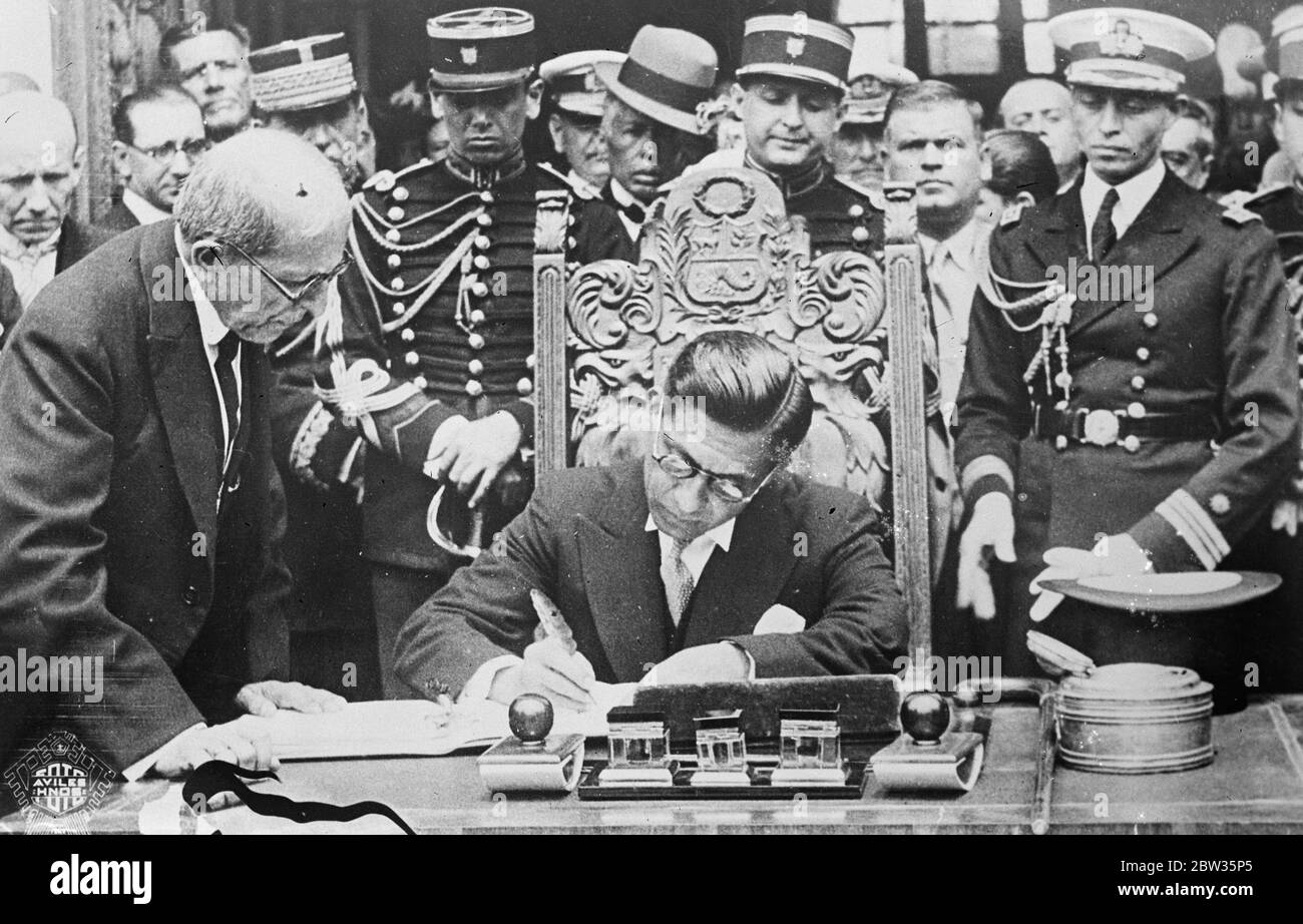 Der peruanische Präsident wurde ermordet. Präsident Sanchez Cerro aus Peru wurde bei einer Militärüberprüfung in Lima von Attentätern ermordet. Präsident Cerro unterzeichnet die neue peruanische Verfassung, die vor kurzem angenommen wurde. Mai 1933 Stockfoto