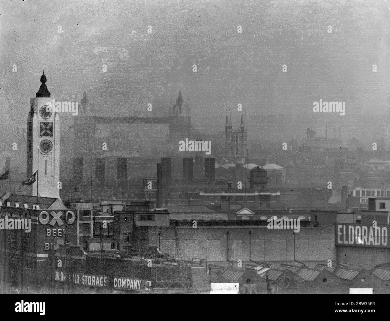Lange Fokusansichten der Themse, die den Tower of London und Tower Hill zeigen. Mai 1933 Stockfoto