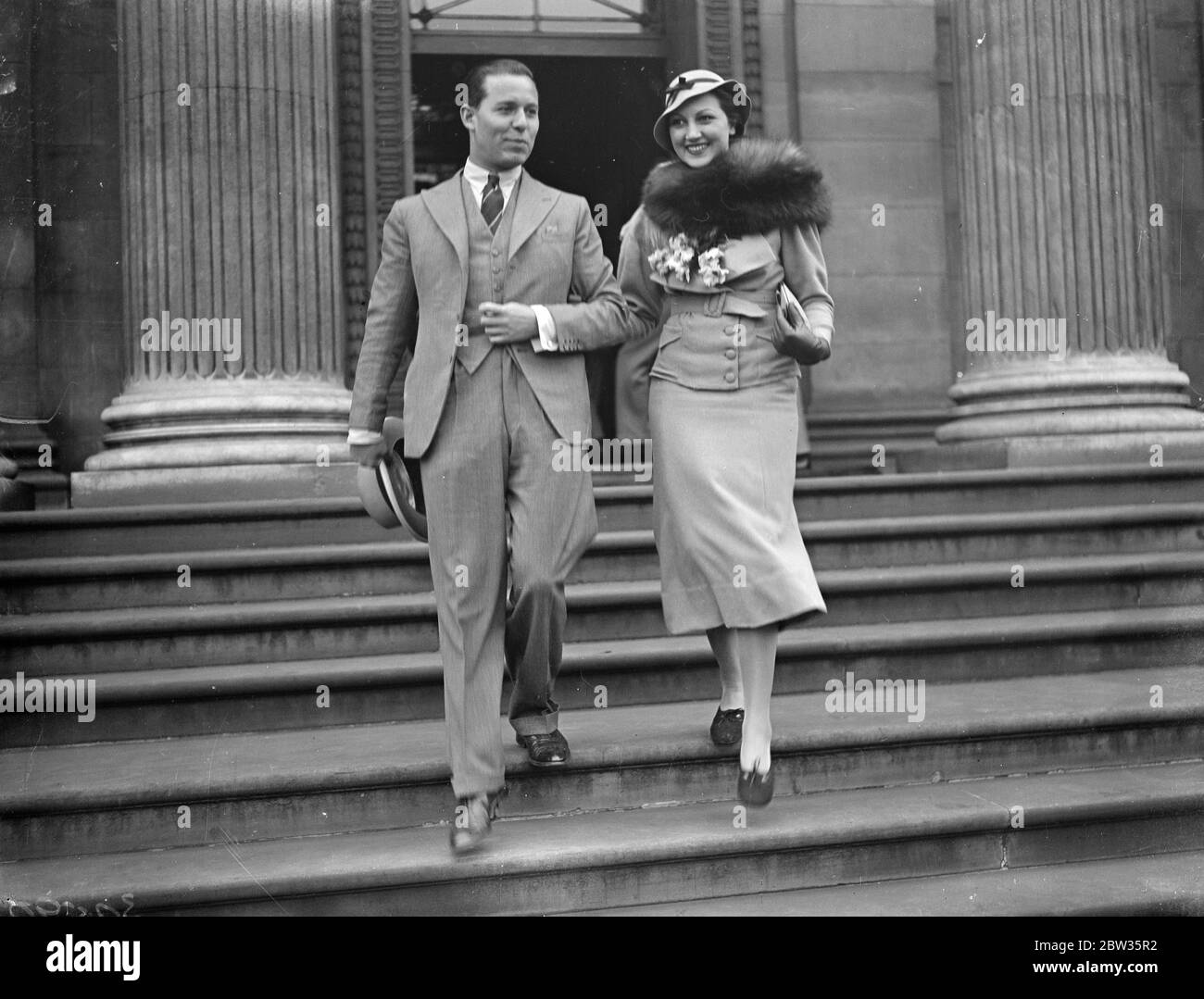 Die Hochzeit von Captain C Leven Lincoln und Miss Zimmermann. Eine Hochzeitsromantik, die mit einem Duell Herausforderung in einem Carlsbad Café begann, hat heute mit der Hochzeit in einem Londoner Register Büro von Captain Charles Leven Lincoln, ehemaliger englischer Kriegspilot und Filmschauspieler, zu Miss Hilde Zimmermann, einem deutschen Mädchen, beendet. Captain Charles Leven Lincoln und Miss Zimmermann tanzten im Carlsbad Café, als die Dame von Graf Hans Czernin, Sohn eines ehemaligen österreichischen Außenministers, eine Notiz erhielt, der ebenfalls dort tanzte und sie bat, ihn zu treffen. Kapitän Leven Lincoln natürlich res Stockfoto