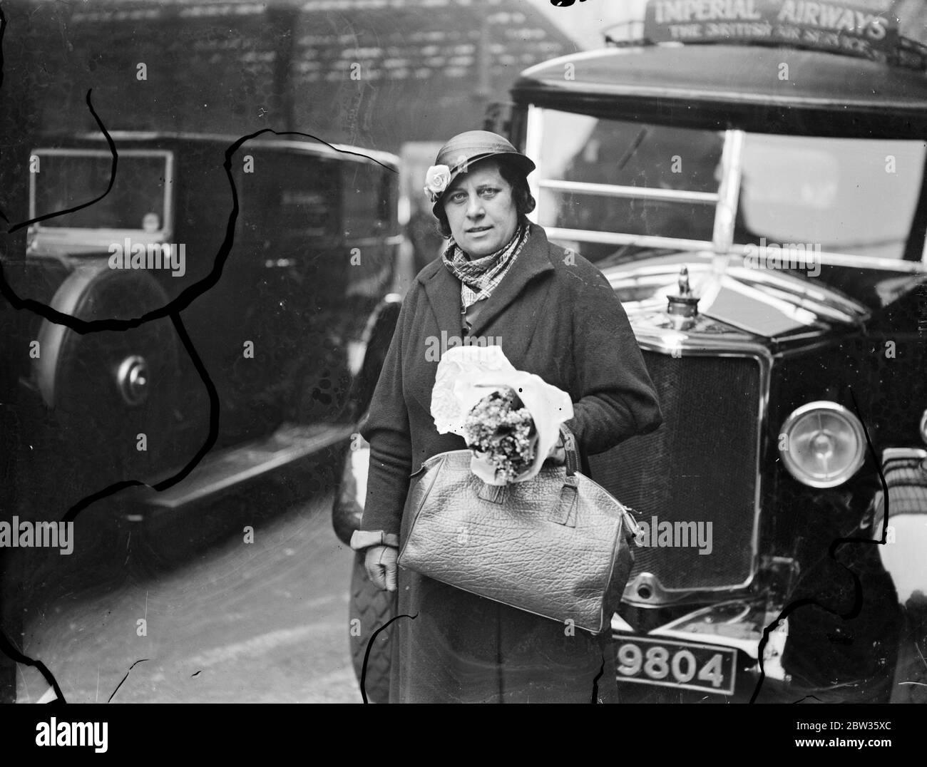 Nach einem blitzschnellen Anlauf nach London für eine Nacht als Isolde an der Covent Garden Opera erscheinen, Mme Helly Tundt, von der Kölner Oper zurück per Flugzeug zu singen in Basel in der Schweiz. Sie war in einem Sonderflugzeug nach London geflogen, um an die Stelle von Frida Leider zu treten, die eine Erkältung entwickelt hatte und ihre Rolle ohne Probe übernahm. Foto zeigt ; Mme Helly Trundt fotografiert, als sie London auf ihrer Rückkehr mit dem Flugzeug nach Amsterdam auf dem Weg nach Basel , Schweiz verlassen . 12 Mai 1933 Stockfoto