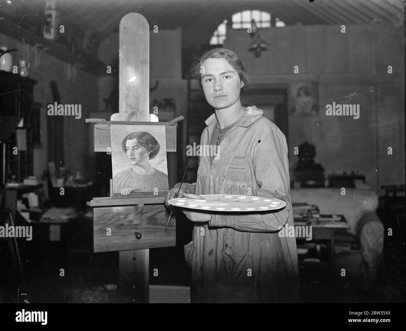 Zwanzig - zwei Jahre alte London Art Student ' s Akademie Bild für Nation gekauft. Ein "Orientales Porträt" von Miss Janet Cree , eine Studentin an der Byam Shaw School of Art , London , die auf der Royal Academy Exhibition ist , Wurde vom Präsidenten und Rat der Royal Academy unter den Bedingungen der Chantrey Bequest gekauft und in den 56 Jahren der Bequest ' s Existenz die Arbeit von nur sechs anderen Frauen wurde aus dem Fonds erworben. Miss Cree ist 22 Jahre alt, und ihr Bild ist ein bemerkenswertes Gemälde in Tempera. Foto zeigt ; Miss Janet Cree bei der Arbeit an einer Tempera painti Stockfoto