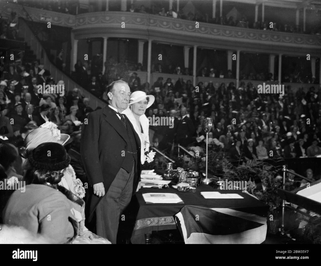 Herr Baldwin spricht in der Albert Hall vor dem Massentreffen der konservativen Frauen. Stanley Baldwin , der konservative Führer, sprach vor einer von den konservativen und unionistischen Frauenverbänden organisierten Massenversammlung in der Royal Albert Hall in London. Foto zeigt ; Herr Stanley Baldwin mit der Vorsitzenden , Miss Regina Evans , auf der Plattform in der Albert Hall . Das riesige Gebäude war überfüllt. 12 Mai 1933 Stockfoto
