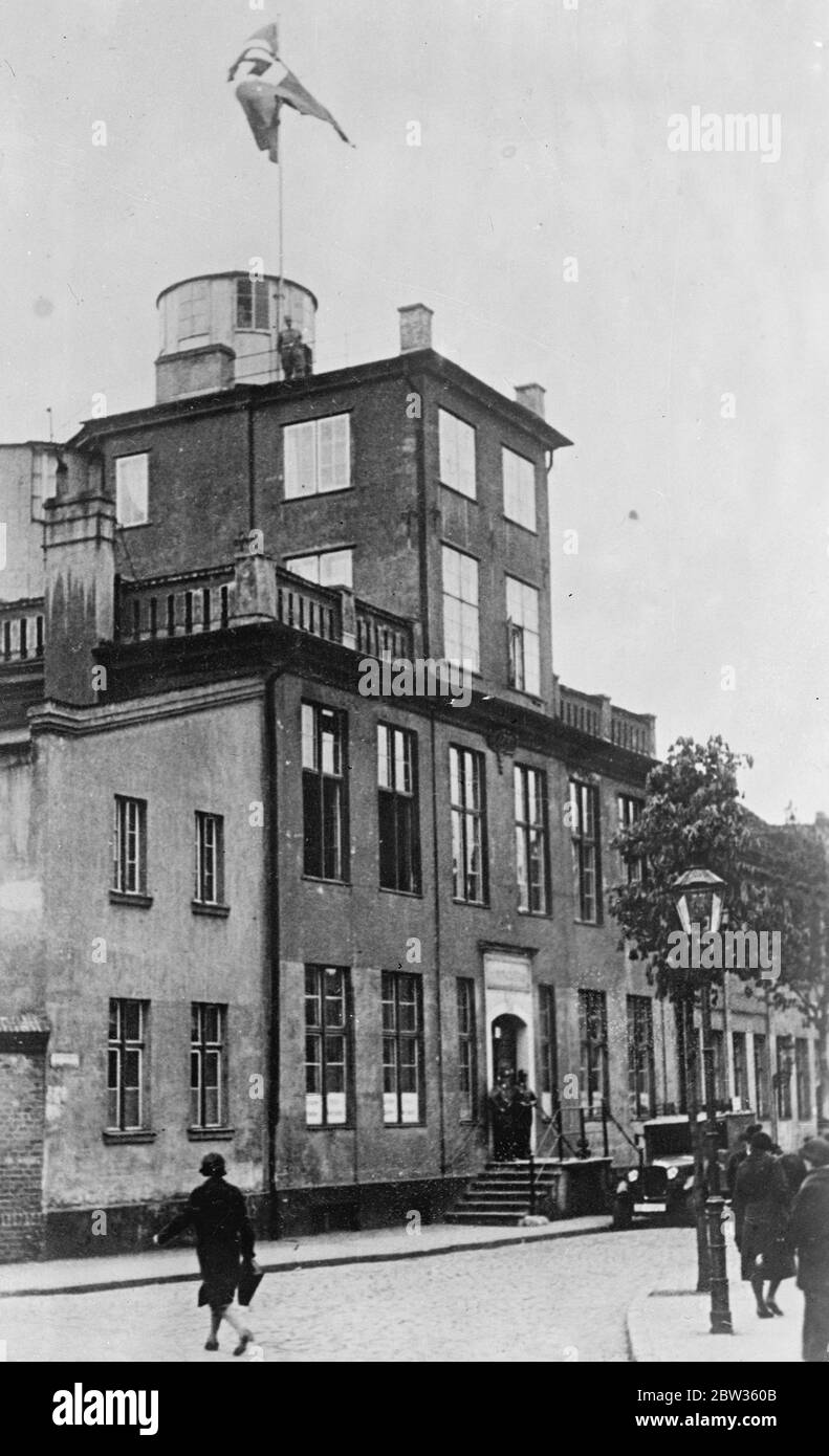 Nazis schimpften auf Gewerkschaften in Danzig. Die örtlichen Nazis in der Freien Stadt Danzig übernahmen die Kontrolle über die Gewerkschaften und besetzten das Gewerkschaftshauptquartier. Ihre Aktion wurde von einem Generalstreik als Protest gefolgt, aber der Streik war nicht erfolgreich. Die Nazi-Führer diskutierten jedoch die Situation mit den Oppositionsführern und den Verantwortlichen des Völkerbundes in der Freien Stadt und einigten sich schließlich darauf, die Nazi-Flagge, die auf dem Gewerkschaftsgebäude gehisst worden war, abzuziehen. Foto zeigt ; das Gewerkschaftsgebäude in Danzig mit einer Nazi-Flagge, die von einem Mast fliegt, Sturmtruppen auf Wache Stockfoto