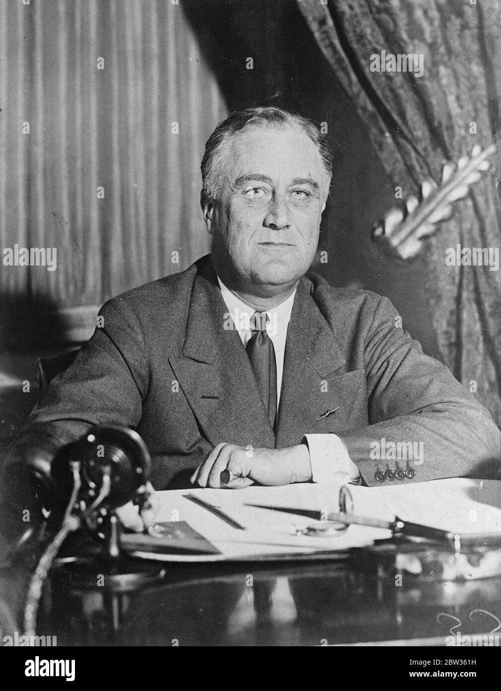 Der erste amerikanische Präsident, der der Nation per Funk Bericht. Präsident Franklin D Roosevelt der Vereinigten Staaten hat einen Präzedenzfall geschaffen, indem er der erste amerikanische Präsident wurde, der regelmäßige Berichte an die Nation mittels Rundfunk macht. Diese Gespräche finden jetzt vierzehntägig statt, und der Präsident hat diese Methode gewählt, um einige seiner sensationellsten Äußerungen seit seinem Amtsantritt zu machen. Foto zeigt ; Präsident Roosevelt die amerikanische Nation aus dem Oval Room des Weißen Hauses in Washington zu sprechen . 17 Mai 1933 Stockfoto