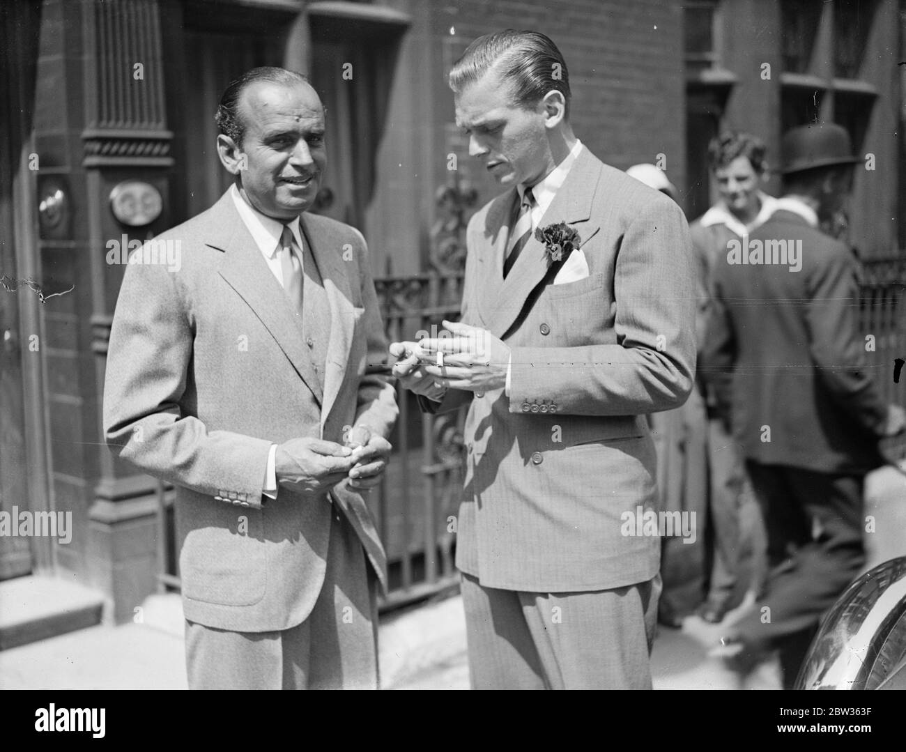 Douglas Fairbanks und sein Sohn in London auf der ersten gemeinsamen Urlaubsreise. Douglas Fairbanks, der berühmte Schauspieler und sein Sohn Douglas Fairbanks Junior, ebenfalls ein Leinwandspieler, sind auf ihrer ersten gemeinsamen Urlaubsreise nach London gekommen. Sie sind auf dem Weg zu einer großen Jagd Expedition. Sie verbrachten einen Tag in London. Douglas Fairbanks und sein Sohn Douglas Fairbanks Junior, im West End von London. Juni 1933 Stockfoto